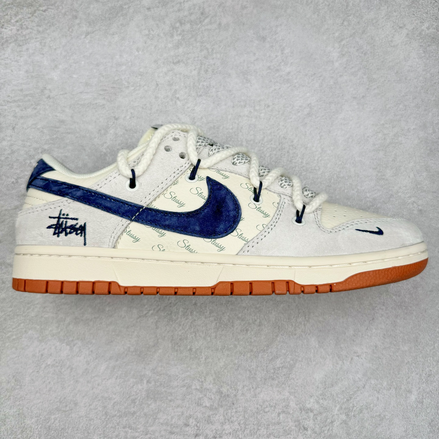 NK Dunk Low 定制配色 XS6089-530 大厂出品 极力推荐 原装头层材料 独家版型蒸餾加工帶來的是更好的视觉和脚感体验大厂纯原品质出货 清洁度 电绣工艺 皮料切割干净无任何毛边 细节完美 实拍调校N版已经零色差零失真 百分百还原实物色彩所见即所得 不存在货不对板色差等低级问题 选购参考实物拍摄 不混卖不参货 只用心做好货严格选品 承诺混一赔十 尺码：36 36.5 37.5 38 38.5 39 40 40.5 41 42 42.5 43 44 44.5 45-选品中心