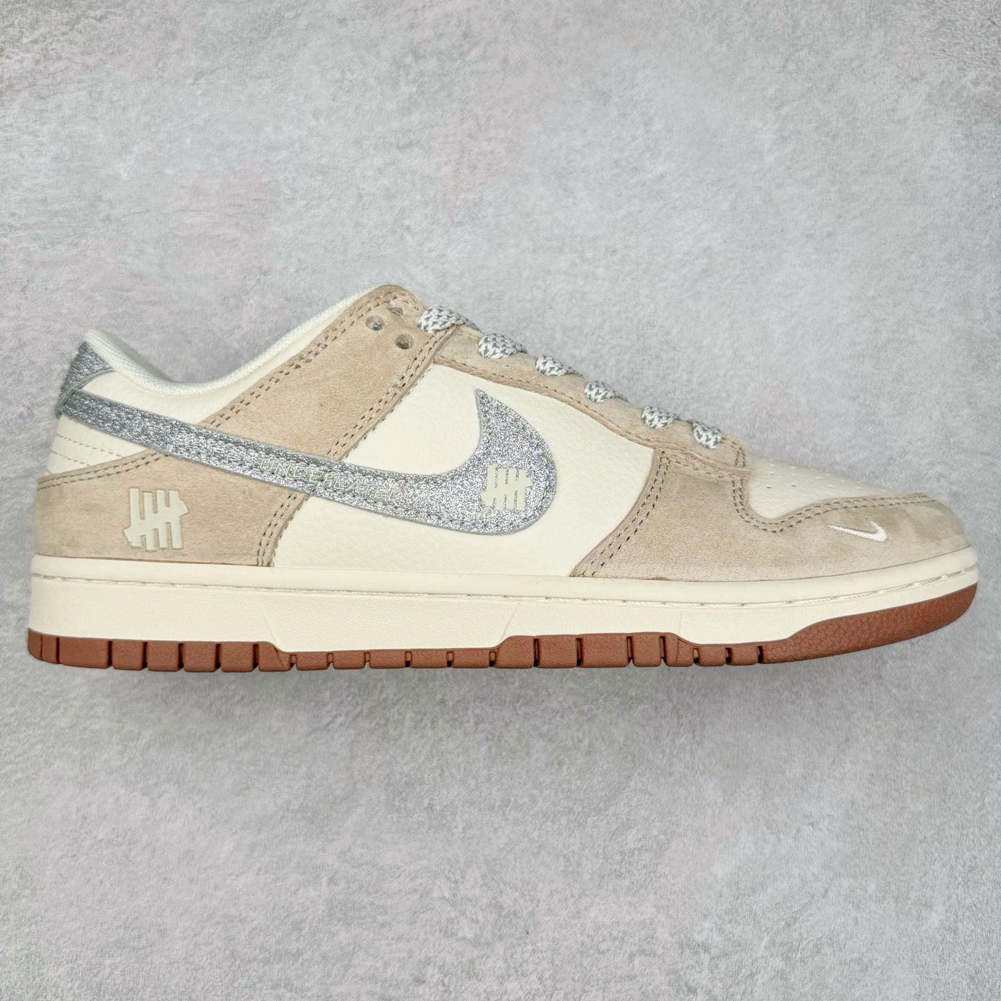 NK Dunk Low 定制配色 CF3688-013 大厂出品 极力推荐 原装头层材料 独家版型蒸餾加工帶來的是更好的视觉和脚感体验大厂纯原品质出货 清洁度 电绣工艺 皮料切割干净无任何毛边 细节完美 实拍调校N版已经零色差零失真 百分百还原实物色彩所见即所得 不存在货不对板色差等低级问题 选购参考实物拍摄 不混卖不参货 只用心做好货严格选品 承诺混一赔十 尺码：36 36.5 37.5 38 38.5 39 40 40.5 41 42 42.5 43 44 44.5 45-选品中心