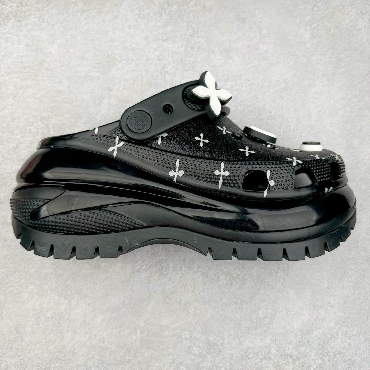 ＃DG莞产 Crocs Classic Clog 卡骆驰光轮休闲沙滩洞洞鞋拖鞋凉鞋 透明防水袋包装 注意配件需单独购买 超轻Croslite专利材料打造 鞋面更加耐用易清洗 该鞋款轻盈舒适 2002年 经典克骆格诞生 秉承外形简单 穿着舒适的初衷 不断为消费者带来舒适的穿着体验 穿出“趣”味 鞋面洞洞可搭彰显个性的智必星 一鞋两穿 可调节式后跟带增添鞋身的稳固性能 放前面变成愜意舒适的凉拖 放后面行走跑跳更加稳妥 Croslite ™材料 封闭式细胞树脂 能够在体温作用下自动变形以适应脚部形状 涉水性优秀的同时易于清洁 抓地力强 不易打滑 Crocs的核心理念：轻便 灵活 全方位的舒适感 同步官方尺码：M4（36-37） M5（37-38）M6（38-39）M7（39-40）-选品中心