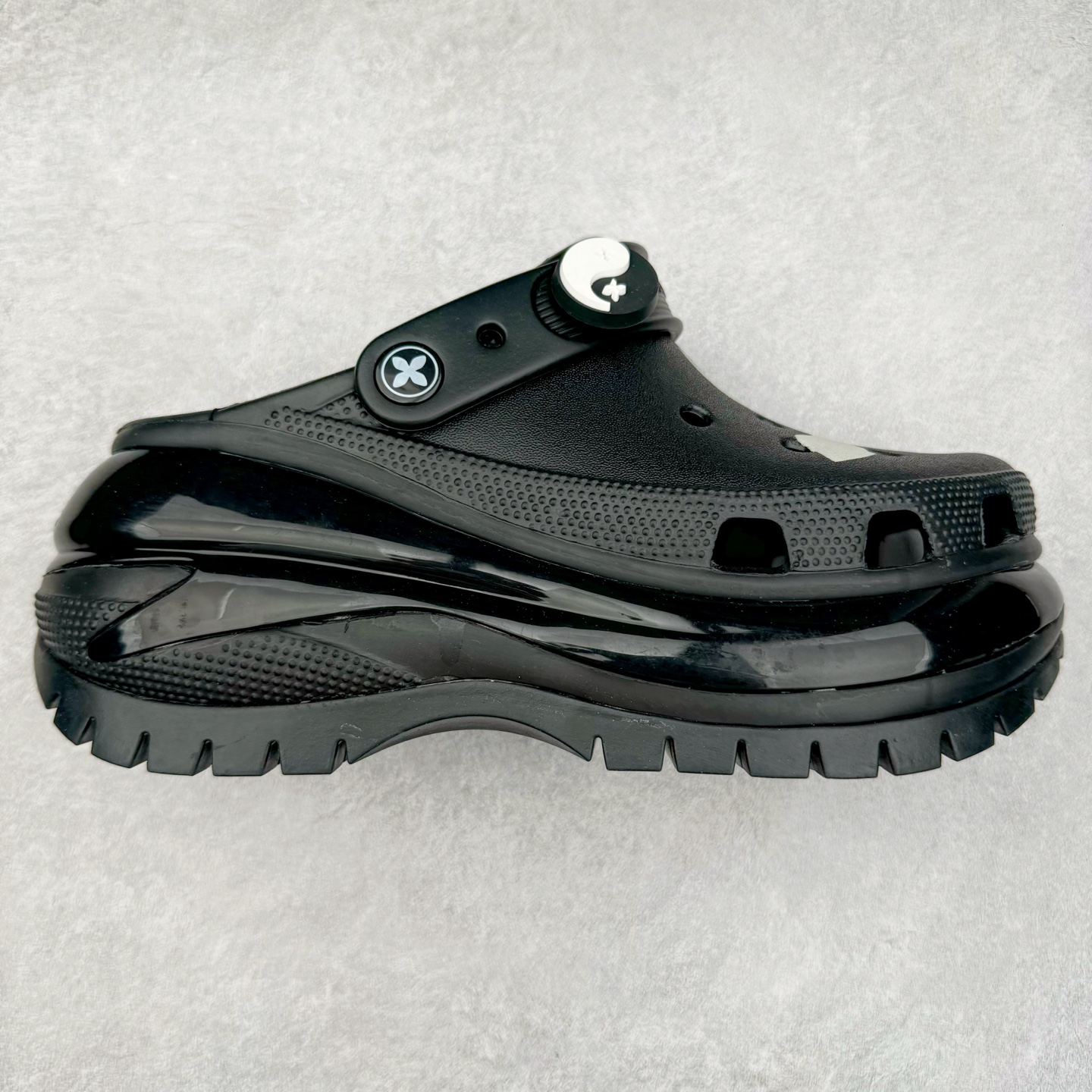 ＃DG莞产 Crocs Classic Clog 卡骆驰光轮休闲沙滩洞洞鞋拖鞋凉鞋 透明防水袋包装 注意配件需单独购买 超轻Croslite专利材料打造 鞋面更加耐用易清洗 该鞋款轻盈舒适 2002年 经典克骆格诞生 秉承外形简单 穿着舒适的初衷 不断为消费者带来舒适的穿着体验 穿出“趣”味 鞋面洞洞可搭彰显个性的智必星 一鞋两穿 可调节式后跟带增添鞋身的稳固性能 放前面变成愜意舒适的凉拖 放后面行走跑跳更加稳妥 Croslite ™材料 封闭式细胞树脂 能够在体温作用下自动变形以适应脚部形状 涉水性优秀的同时易于清洁 抓地力强 不易打滑 Crocs的核心理念：轻便 灵活 全方位的舒适感 同步官方尺码：M4（36-37） M5（37-38）M6（38-39）M7（39-40）-选品中心