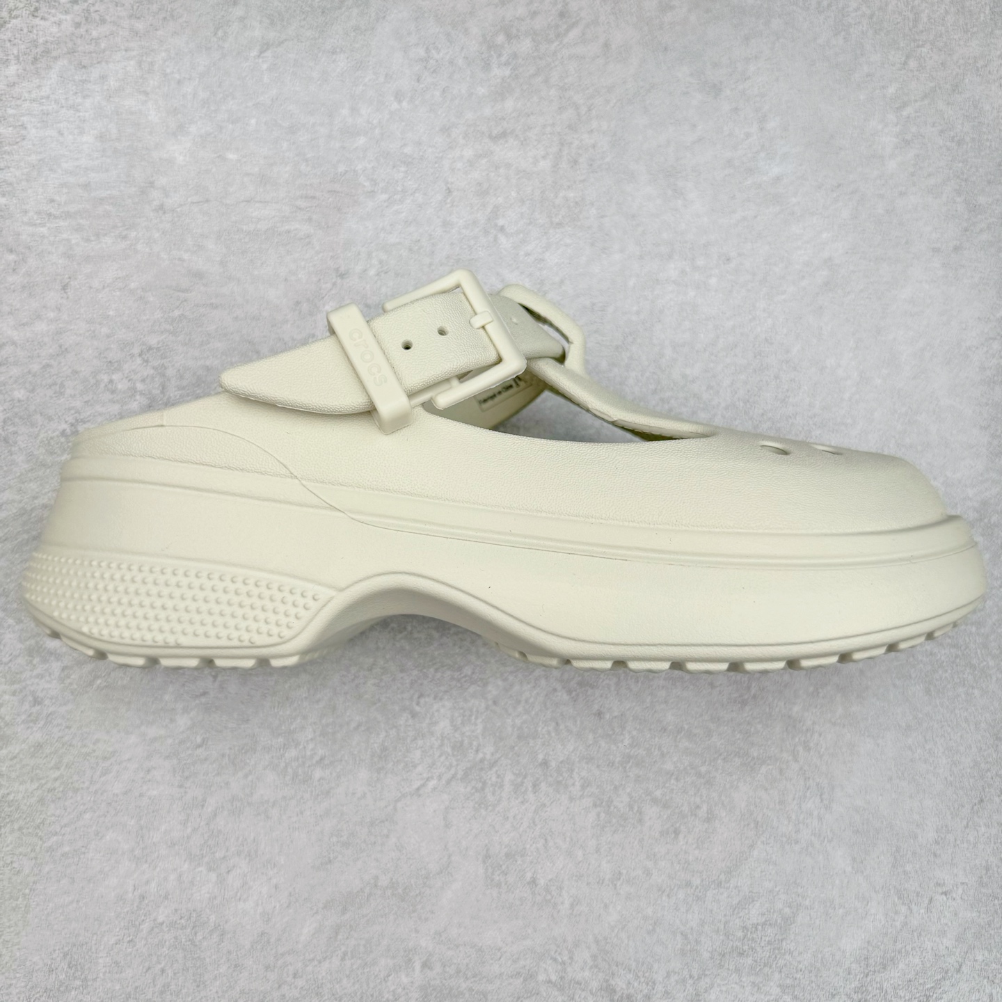 ＃DG莞产 Crocs Classic Clog 卡骆驰经典简约休闲沙滩洞洞拖鞋凉鞋 玛丽珍款 透明防水袋包装 注意配件需单独购买 超轻Croslite专利材料打造 鞋面更加耐用易清洗 该鞋款轻盈舒适 2002年 经典克骆格诞生 秉承外形简单 穿着舒适的初衷 不断为消费者带来舒适的穿着体验 穿出“趣”味 鞋面洞洞可搭彰显个性的智必星 一鞋两穿 可调节式后跟带增添鞋身的稳固性能 放前面变成愜意舒适的凉拖 放后面行走跑跳更加稳妥 Croslite ™材料 封闭式细胞树脂 能够在体温作用下自动变形以适应脚部形状 涉水性优秀的同时易于清洁 抓地力强 不易打滑 Crocs的核心理念：轻便 灵活 全方位的舒适感 同步官方尺码：M4（36-37） M5（37-38）M6（38-39）M7（39-40）M8（41-42）M9（42-43）M10（43-44）M11（45-46）-选品中心