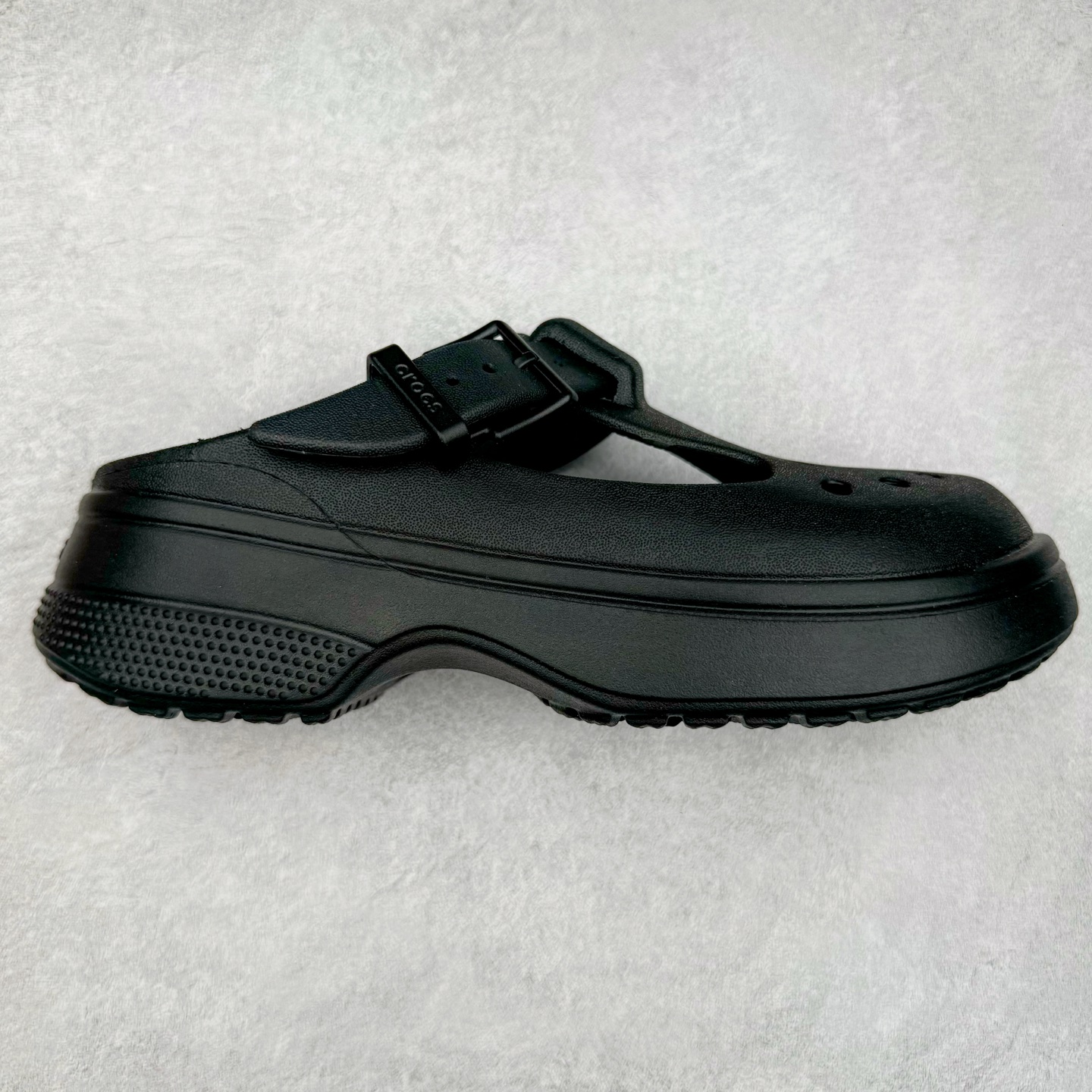 ＃DG莞产 Crocs Classic Clog 卡骆驰经典简约休闲沙滩洞洞拖鞋凉鞋 玛丽珍款 透明防水袋包装 注意配件需单独购买 超轻Croslite专利材料打造 鞋面更加耐用易清洗 该鞋款轻盈舒适 2002年 经典克骆格诞生 秉承外形简单 穿着舒适的初衷 不断为消费者带来舒适的穿着体验 穿出“趣”味 鞋面洞洞可搭彰显个性的智必星 一鞋两穿 可调节式后跟带增添鞋身的稳固性能 放前面变成愜意舒适的凉拖 放后面行走跑跳更加稳妥 Croslite ™材料 封闭式细胞树脂 能够在体温作用下自动变形以适应脚部形状 涉水性优秀的同时易于清洁 抓地力强 不易打滑 Crocs的核心理念：轻便 灵活 全方位的舒适感 同步官方尺码：M4（36-37） M5（37-38）M6（38-39）M7（39-40）M8（41-42）M9（42-43）M10（43-44）M11（45-46）-选品中心