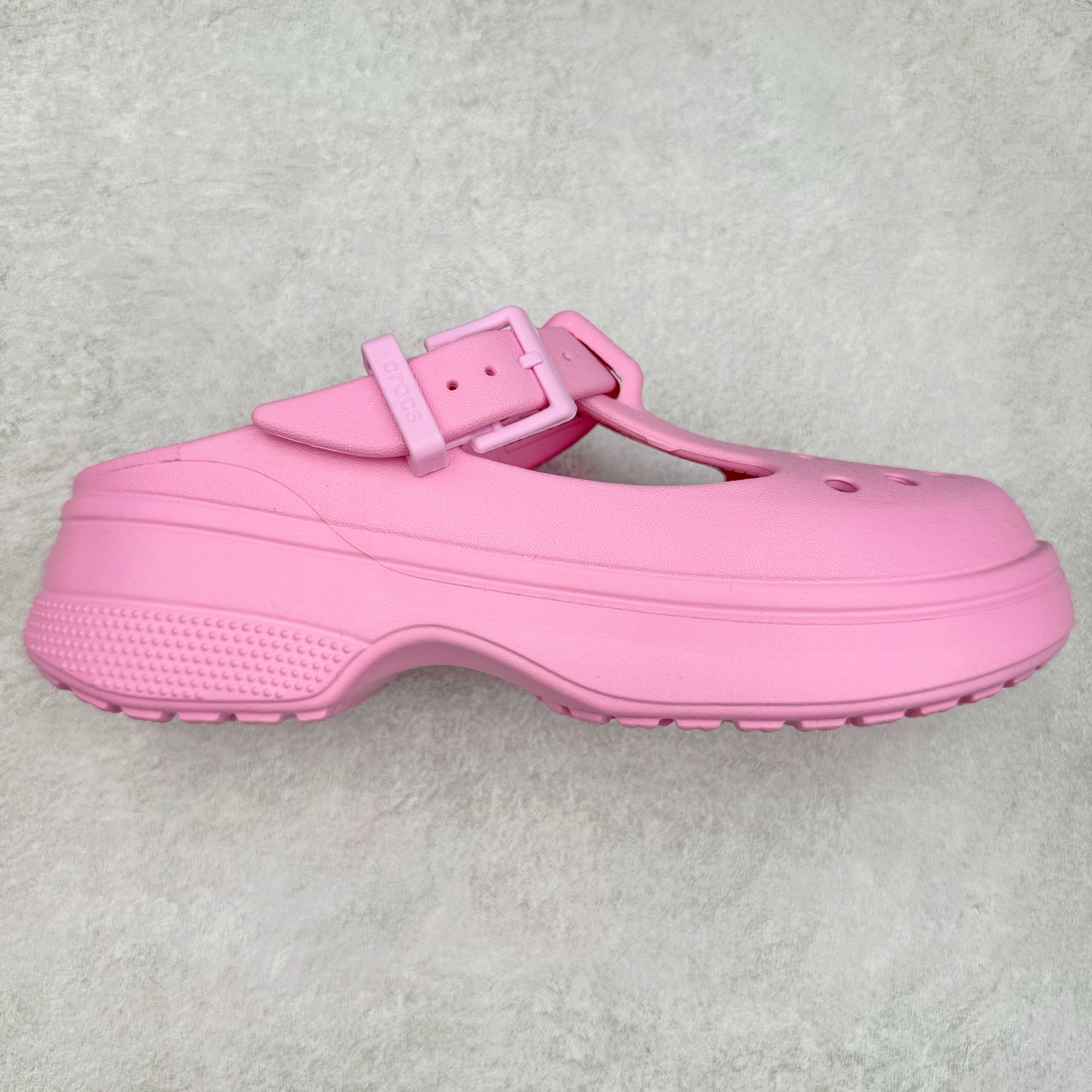 ＃DG莞产 Crocs Classic Clog 卡骆驰经典简约休闲沙滩洞洞拖鞋凉鞋 玛丽珍款 透明防水袋包装 注意配件需单独购买 超轻Croslite专利材料打造 鞋面更加耐用易清洗 该鞋款轻盈舒适 2002年 经典克骆格诞生 秉承外形简单 穿着舒适的初衷 不断为消费者带来舒适的穿着体验 穿出“趣”味 鞋面洞洞可搭彰显个性的智必星 一鞋两穿 可调节式后跟带增添鞋身的稳固性能 放前面变成愜意舒适的凉拖 放后面行走跑跳更加稳妥 Croslite ™材料 封闭式细胞树脂 能够在体温作用下自动变形以适应脚部形状 涉水性优秀的同时易于清洁 抓地力强 不易打滑 Crocs的核心理念：轻便 灵活 全方位的舒适感 同步官方尺码：M4（36-37） M5（37-38）M6（38-39）M7（39-40）M8（41-42）M9（42-43）M10（43-44）M11（45-46）-选品中心