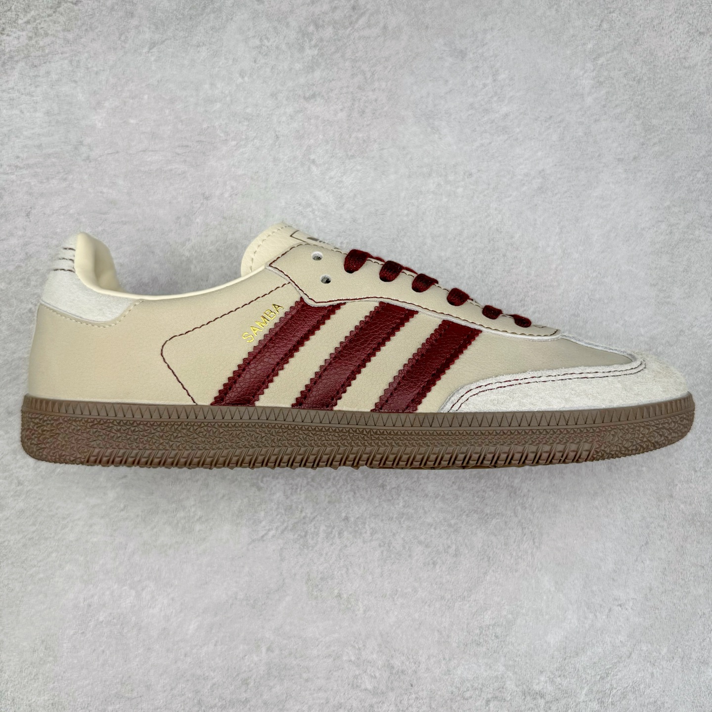 AD Original Samba OG 复古经典轻便板鞋 JP1987 这款桑巴鞋展示了高质量的工艺 带有装饰的超锁缝制和无缝的手感 柔软、柔软的皮革造型和标志性的3条纹完成了精致的外观 正规合身鞋带 鞋面上有绒面鞋垫 橡胶鞋底 享受正畸套筒软感 自50年代首次亮相以来就一直在赢得粉丝的青睐 尺码：36 36.5 37.5 38 38.5 39 40 40.5 41 42 42.5 43 44 44.5 45-选品中心