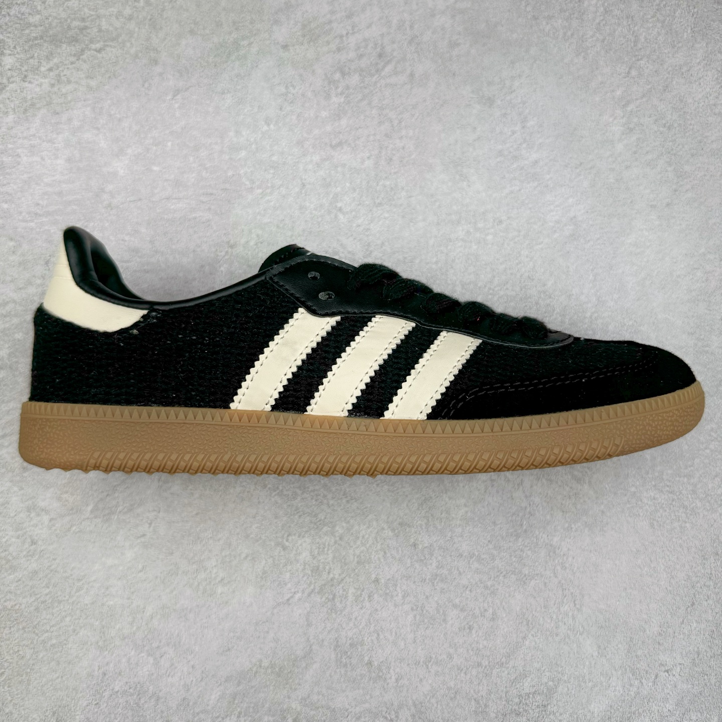 AD Original Samba OG 复古经典轻便板鞋 JQ5141 这款桑巴鞋展示了高质量的工艺 带有装饰的超锁缝制和无缝的手感 柔软、柔软的皮革造型和标志性的3条纹完成了精致的外观 正规合身鞋带 鞋面上有绒面鞋垫 橡胶鞋底 享受正畸套筒软感 自50年代首次亮相以来就一直在赢得粉丝的青睐 尺码：36 36.5 37.5 38 38.5 39 40 40.5 41 42 42.5 43 44 44.5 45-选品中心