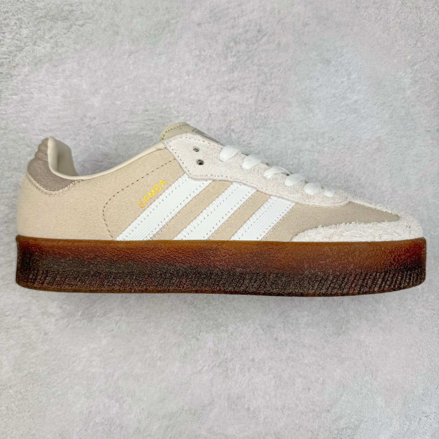 AD Samba XLG 桑巴舞加大厚底版系列德训风百搭松糕休闲运动板鞋生胶底 JI3882 自Originals Samba成功借势Blokecore风潮一跃成为街头巷尾的焦点鞋款后,不论是围绕Samba本身打造的各式「变种版本」,还是以Samba为蓝本打造联名鞋款,都成为了时尚潮流人士日常穿搭首选。Samba XLG是adidas Originals不断扩展XLG系列的一部分,旨在与年轻文化相契合,迎合那些希望通过个性时尚表达自我而不愿牺牲舒适度的年轻群体。街头时尚领域的Gen Z特别偏爱宽松的穿着风格。Samba XLG针对这一点做了创新。它在延续Samba OG经典设计的基础上,迎合年轻群体的穿着习惯,重塑为宽大的鞋身比例轮廓以及加厚中底,让消费者轻松展示自己独特的风格。全新的Samba XLG系列不仅迎合了当下年轻群体的穿搭习惯,加宽了鞋身比例以及将中底进一步增厚,在视觉比例上更加饱满,同时还保留了经典Samba的细节,这样一来,鞋迷朋友在穿搭上不仅能更加个性化,而且还能延续一定的复古感受。尺码：36 36⅔ 37⅓ 38 38⅔ 39⅓ 40 40⅔ 41⅓ 42 42⅔ 43⅓ 44 45-选品中心