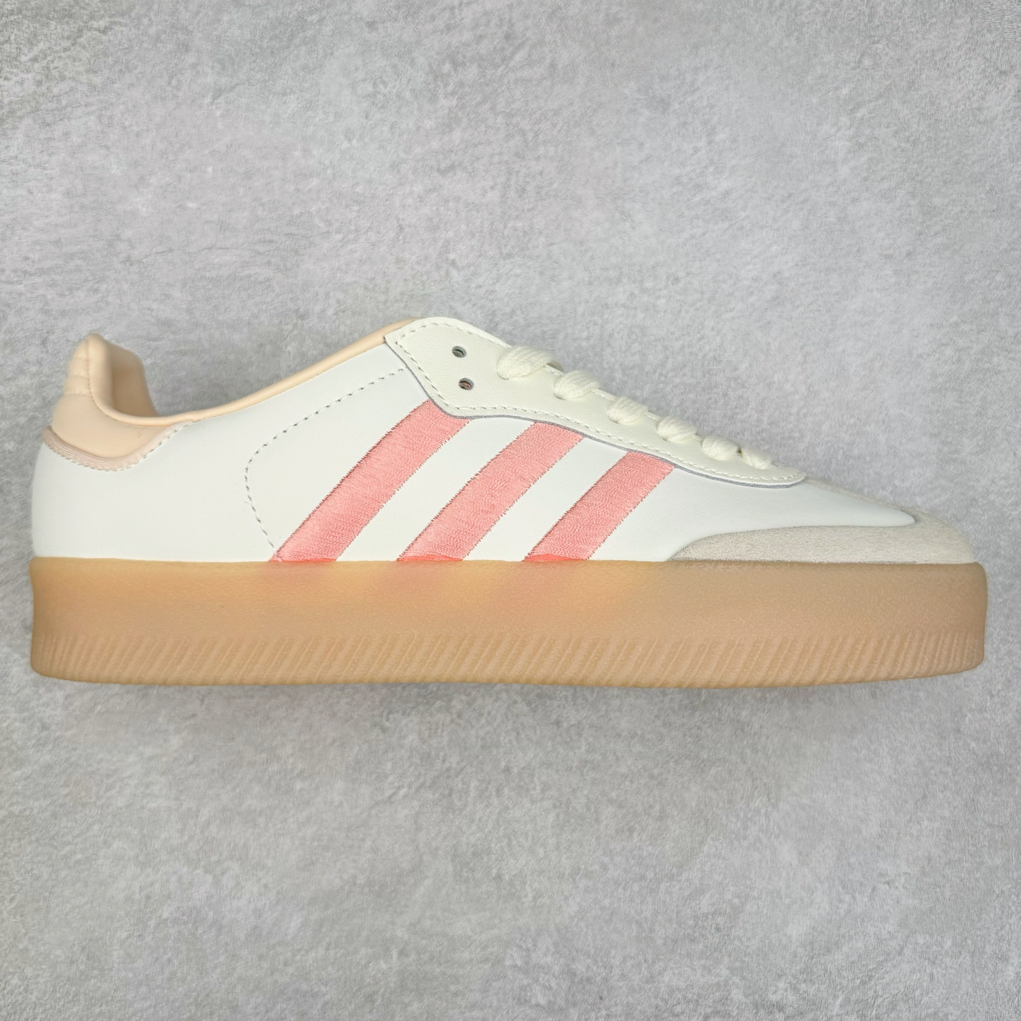 AD Samba XLG 桑巴舞加大厚底版系列德训风百搭松糕休闲运动板鞋生胶底 JR3334 自Originals Samba成功借势Blokecore风潮一跃成为街头巷尾的焦点鞋款后,不论是围绕Samba本身打造的各式「变种版本」,还是以Samba为蓝本打造联名鞋款,都成为了时尚潮流人士日常穿搭首选。Samba XLG是adidas Originals不断扩展XLG系列的一部分,旨在与年轻文化相契合,迎合那些希望通过个性时尚表达自我而不愿牺牲舒适度的年轻群体。街头时尚领域的Gen Z特别偏爱宽松的穿着风格。Samba XLG针对这一点做了创新。它在延续Samba OG经典设计的基础上,迎合年轻群体的穿着习惯,重塑为宽大的鞋身比例轮廓以及加厚中底,让消费者轻松展示自己独特的风格。全新的Samba XLG系列不仅迎合了当下年轻群体的穿搭习惯,加宽了鞋身比例以及将中底进一步增厚,在视觉比例上更加饱满,同时还保留了经典Samba的细节,这样一来,鞋迷朋友在穿搭上不仅能更加个性化,而且还能延续一定的复古感受。尺码：36 36⅔ 37⅓ 38 38⅔ 39⅓ 40 40⅔ 41⅓ 42 42⅔ 43⅓ 44 45-选品中心