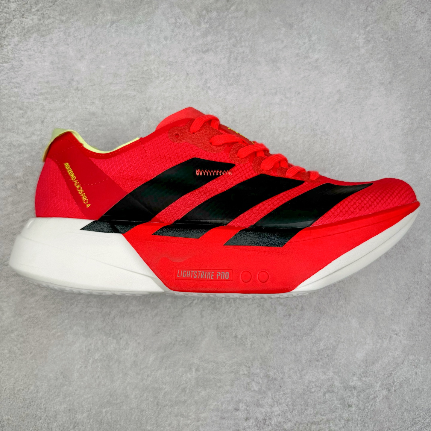 AD Adizero Adios Pro 4 马拉松竞速专业跑鞋 JR6358 CELERMESH针织网面非常轻薄 纤维间的缝隙很大 可以保证跑步时的透气、排汗效果 鞋舌直接与两侧的内衬和鞋底连接在一起 在跑步过程中不会被鞋舌的左右移动所困扰 在标准鞋带孔的基础上再拓宽一组鞋带孔 适合不同脚型的需求 突破性 EnergyRods 技术，有助于跑者实现更好的成绩 中底独特的LIGHTSTRIKE PRO泡棉材质 微弹感觉在跑步过程中给予了良好的支撑体验 对于顶级精英和高水平进阶跑者来说 ADIOS PRO是一双值得信赖的竞速比赛用鞋 尺码：36 36.5 37.5 38 38.5 39 40 40.5 41 42 42.5 43 44 44.5 45-选品中心