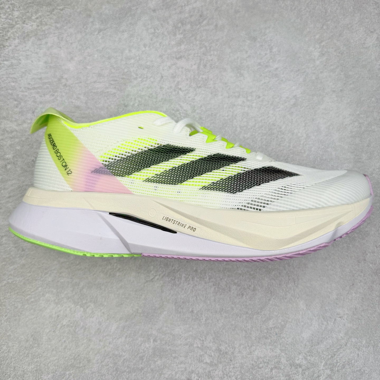 AD Adizero Adios Pro 4 马拉松竞速专业跑鞋 IG3321 CELERMESH针织网面非常轻薄 纤维间的缝隙很大 可以保证跑步时的透气、排汗效果 鞋舌直接与两侧的内衬和鞋底连接在一起 在跑步过程中不会被鞋舌的左右移动所困扰 在标准鞋带孔的基础上再拓宽一组鞋带孔 适合不同脚型的需求 突破性 EnergyRods 技术，有助于跑者实现更好的成绩 中底独特的LIGHTSTRIKE PRO泡棉材质 微弹感觉在跑步过程中给予了良好的支撑体验 对于顶级精英和高水平进阶跑者来说 ADIOS PRO是一双值得信赖的竞速比赛用鞋 尺码：36 36.5 37.5 38 38.5 39 40 40.5 41 42 42.5 43 44 44.5 45-选品中心