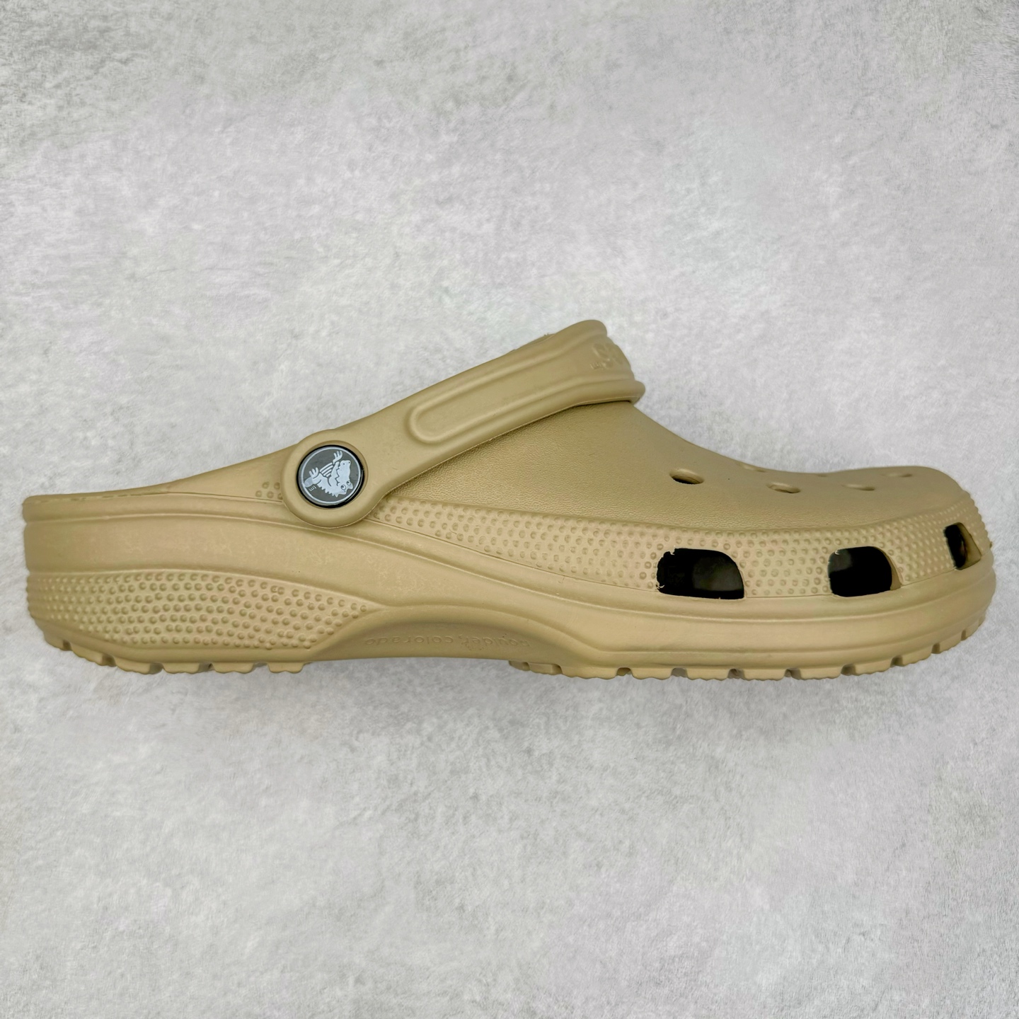 图片[8]-＃DG莞产 Crocs Classic Clog 卡骆驰经典简约休闲沙滩洞洞拖鞋凉鞋 透明防水袋包装 注意配件需单独购买 超轻Croslite专利材料打造 鞋面更加耐用易清洗 该鞋款轻盈舒适 2002年 经典克骆格诞生 秉承外形简单 穿着舒适的初衷 不断为消费者带来舒适的穿着体验 穿出“趣”味 鞋面洞洞可搭彰显个性的智必星 一鞋两穿 可调节式后跟带增添鞋身的稳固性能 放前面变成愜意舒适的凉拖 放后面行走跑跳更加稳妥 Croslite ™材料 封闭式细胞树脂 能够在体温作用下自动变形以适应脚部形状 涉水性优秀的同时易于清洁 抓地力强 不易打滑 Crocs的核心理念：轻便 灵活 全方位的舒适感 同步官方尺码：M4（36-37） M5（37-38）M6（38-39）M7（39-40）M8（41-42）M9（42-43）M10（43-44）M11（45-46）-选品中心