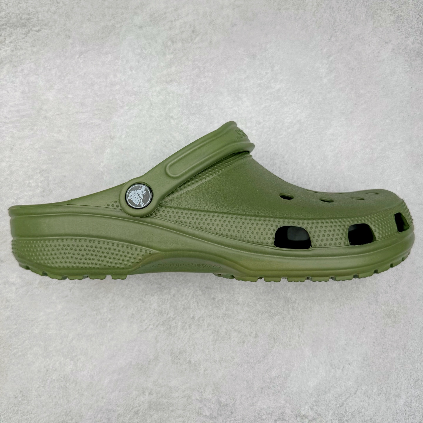 图片[7]-＃DG莞产 Crocs Classic Clog 卡骆驰经典简约休闲沙滩洞洞拖鞋凉鞋 透明防水袋包装 注意配件需单独购买 超轻Croslite专利材料打造 鞋面更加耐用易清洗 该鞋款轻盈舒适 2002年 经典克骆格诞生 秉承外形简单 穿着舒适的初衷 不断为消费者带来舒适的穿着体验 穿出“趣”味 鞋面洞洞可搭彰显个性的智必星 一鞋两穿 可调节式后跟带增添鞋身的稳固性能 放前面变成愜意舒适的凉拖 放后面行走跑跳更加稳妥 Croslite ™材料 封闭式细胞树脂 能够在体温作用下自动变形以适应脚部形状 涉水性优秀的同时易于清洁 抓地力强 不易打滑 Crocs的核心理念：轻便 灵活 全方位的舒适感 同步官方尺码：M4（36-37） M5（37-38）M6（38-39）M7（39-40）M8（41-42）M9（42-43）M10（43-44）M11（45-46）-选品中心