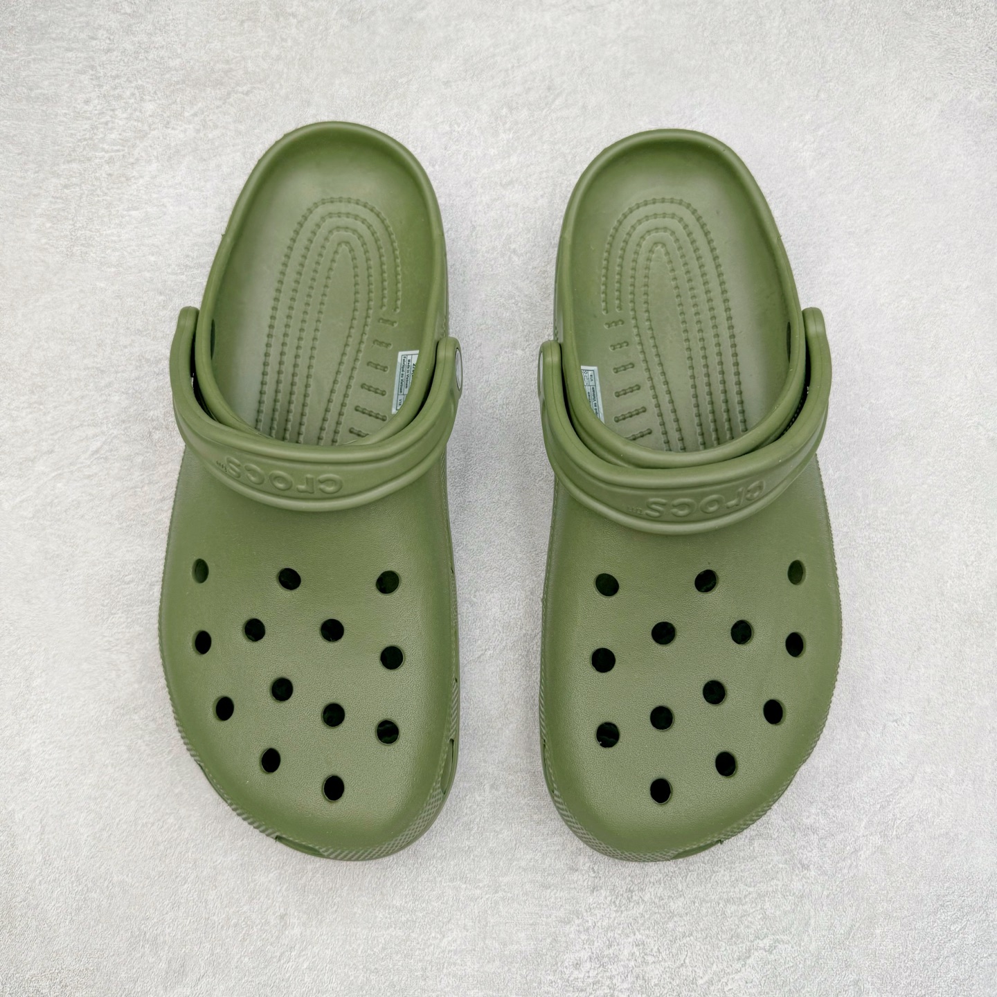 图片[2]-＃DG莞产 Crocs Classic Clog 卡骆驰经典简约休闲沙滩洞洞拖鞋凉鞋 透明防水袋包装 注意配件需单独购买 超轻Croslite专利材料打造 鞋面更加耐用易清洗 该鞋款轻盈舒适 2002年 经典克骆格诞生 秉承外形简单 穿着舒适的初衷 不断为消费者带来舒适的穿着体验 穿出“趣”味 鞋面洞洞可搭彰显个性的智必星 一鞋两穿 可调节式后跟带增添鞋身的稳固性能 放前面变成愜意舒适的凉拖 放后面行走跑跳更加稳妥 Croslite ™材料 封闭式细胞树脂 能够在体温作用下自动变形以适应脚部形状 涉水性优秀的同时易于清洁 抓地力强 不易打滑 Crocs的核心理念：轻便 灵活 全方位的舒适感 同步官方尺码：M4（36-37） M5（37-38）M6（38-39）M7（39-40）M8（41-42）M9（42-43）M10（43-44）M11（45-46）-选品中心