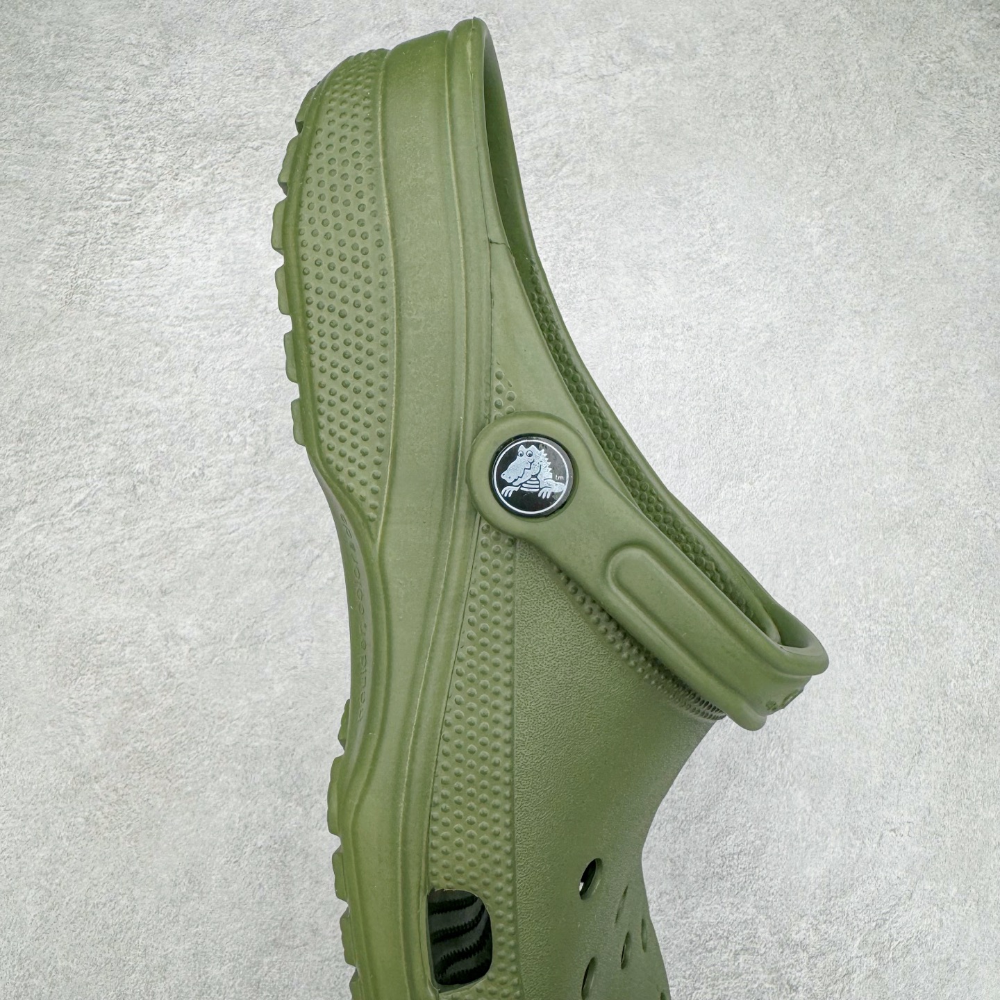 图片[6]-＃DG莞产 Crocs Classic Clog 卡骆驰经典简约休闲沙滩洞洞拖鞋凉鞋 透明防水袋包装 注意配件需单独购买 超轻Croslite专利材料打造 鞋面更加耐用易清洗 该鞋款轻盈舒适 2002年 经典克骆格诞生 秉承外形简单 穿着舒适的初衷 不断为消费者带来舒适的穿着体验 穿出“趣”味 鞋面洞洞可搭彰显个性的智必星 一鞋两穿 可调节式后跟带增添鞋身的稳固性能 放前面变成愜意舒适的凉拖 放后面行走跑跳更加稳妥 Croslite ™材料 封闭式细胞树脂 能够在体温作用下自动变形以适应脚部形状 涉水性优秀的同时易于清洁 抓地力强 不易打滑 Crocs的核心理念：轻便 灵活 全方位的舒适感 同步官方尺码：M4（36-37） M5（37-38）M6（38-39）M7（39-40）M8（41-42）M9（42-43）M10（43-44）M11（45-46）-选品中心