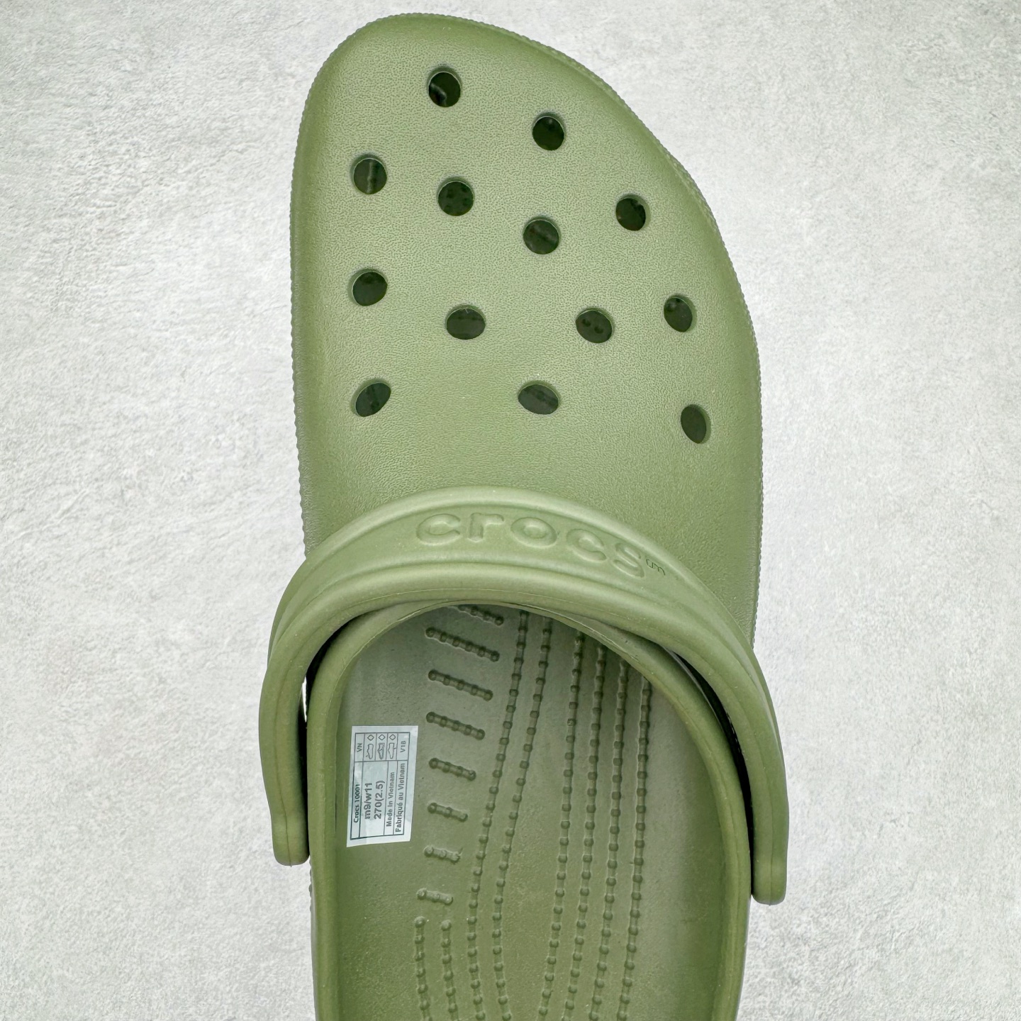 图片[4]-＃DG莞产 Crocs Classic Clog 卡骆驰经典简约休闲沙滩洞洞拖鞋凉鞋 透明防水袋包装 注意配件需单独购买 超轻Croslite专利材料打造 鞋面更加耐用易清洗 该鞋款轻盈舒适 2002年 经典克骆格诞生 秉承外形简单 穿着舒适的初衷 不断为消费者带来舒适的穿着体验 穿出“趣”味 鞋面洞洞可搭彰显个性的智必星 一鞋两穿 可调节式后跟带增添鞋身的稳固性能 放前面变成愜意舒适的凉拖 放后面行走跑跳更加稳妥 Croslite ™材料 封闭式细胞树脂 能够在体温作用下自动变形以适应脚部形状 涉水性优秀的同时易于清洁 抓地力强 不易打滑 Crocs的核心理念：轻便 灵活 全方位的舒适感 同步官方尺码：M4（36-37） M5（37-38）M6（38-39）M7（39-40）M8（41-42）M9（42-43）M10（43-44）M11（45-46）-选品中心