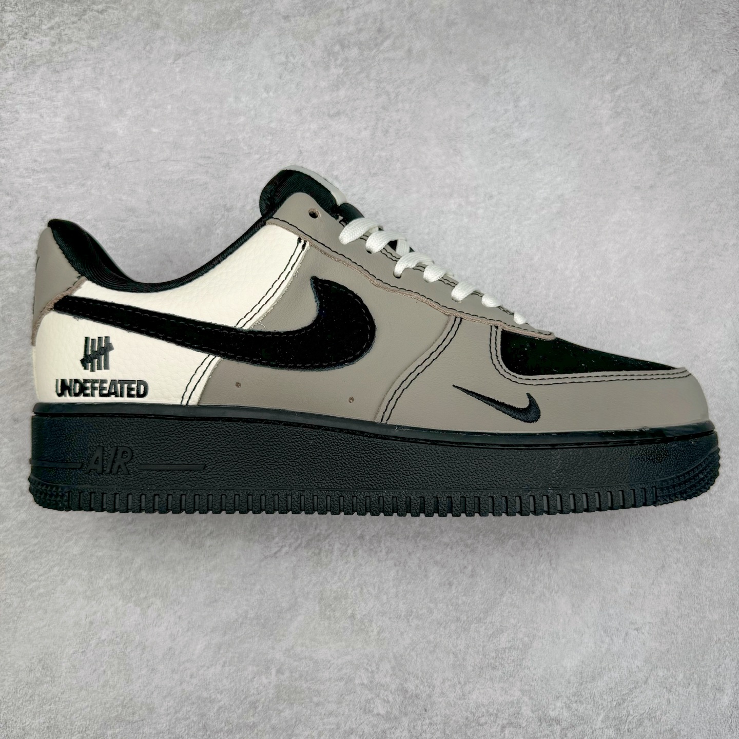 NK Air Force 1´07 Low 空军一号低帮百搭休闲运动板鞋 KK1988-064 柔软、弹性十足的缓震性能和出色的中底设计 横跨复古与现代的外型结合 造就出风靡全球 三十多年的Force 1 直到今天还深受青睐 实拍调校N版已经零色差零失真 百分百还原实物色彩所见即所得 不存在货不对板色差等低级问题 选购参考实物拍摄 不混卖不参货 只用心做好货严格选品 承诺混一赔十 尺码：36 36.5 37.5 38 38.5 39 40 40.5 41 42 42.5 43 44 44.5 45-选品中心