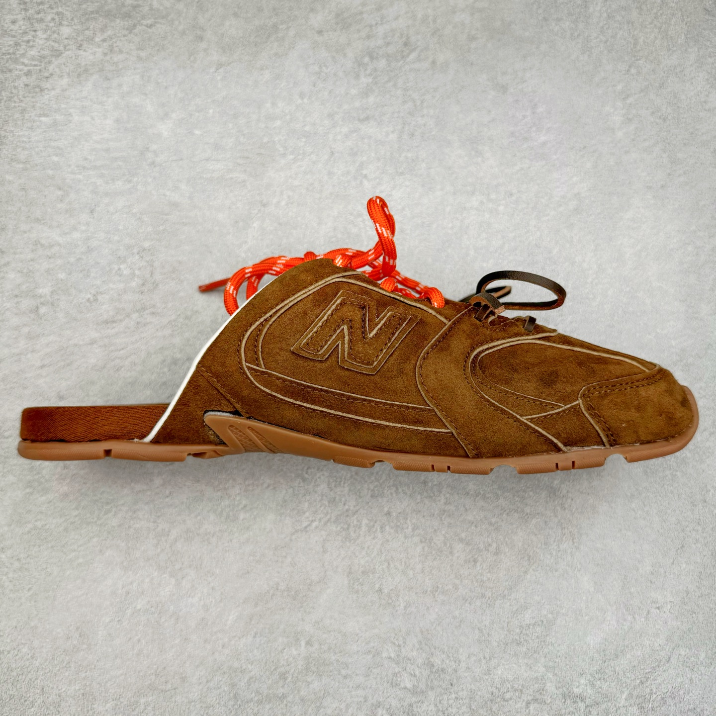 MiuMiu x New Balance NB530 SL 缪缪联名系列低帮经典复古休闲运动鞋半拖 近几年运动品牌与各大潮流品牌不断推出联名产品，在球鞋圈拥有极高的热度。此外，奢侈品牌和运动品牌联名也早已非新鲜事，继 Dior 和 Jordan Brand 以及 Prada 和 adidas 合作后。近日，Miu Miu与New Balance的合作基本已经成为定番，每年都会上新，而近期的最新联名也已经正式曝光，预计会在24年春夏面世！相比之前两次使用的574，这次Miu Miu带来了全新风格。采用了全新型号MR530进行设计，继续使用复古的旧化效果和去年就被带火的美拉德配色打造。Miu Miu作为千禧文化的重要推手，这次也是直接挑选了New Balance 2000年代时发布的健身跑鞋MR530。整体做旧效果非常明显，甚至有些二手鞋的感觉，多少是有点瘦巴黎世家影响了……配色方面将会推出米色和棕色两种颜色可供选择，整体覆盖了做旧麂皮，鞋舌和鞋垫和之前一致，有Miu Miu的Logo，同时搭配皮革和棉质双鞋带组成。尺码：36 37 37.5 38 38.5 39.5 40 40.5 41.5 42 42.5 43.5 44 44.5 45-选品中心
