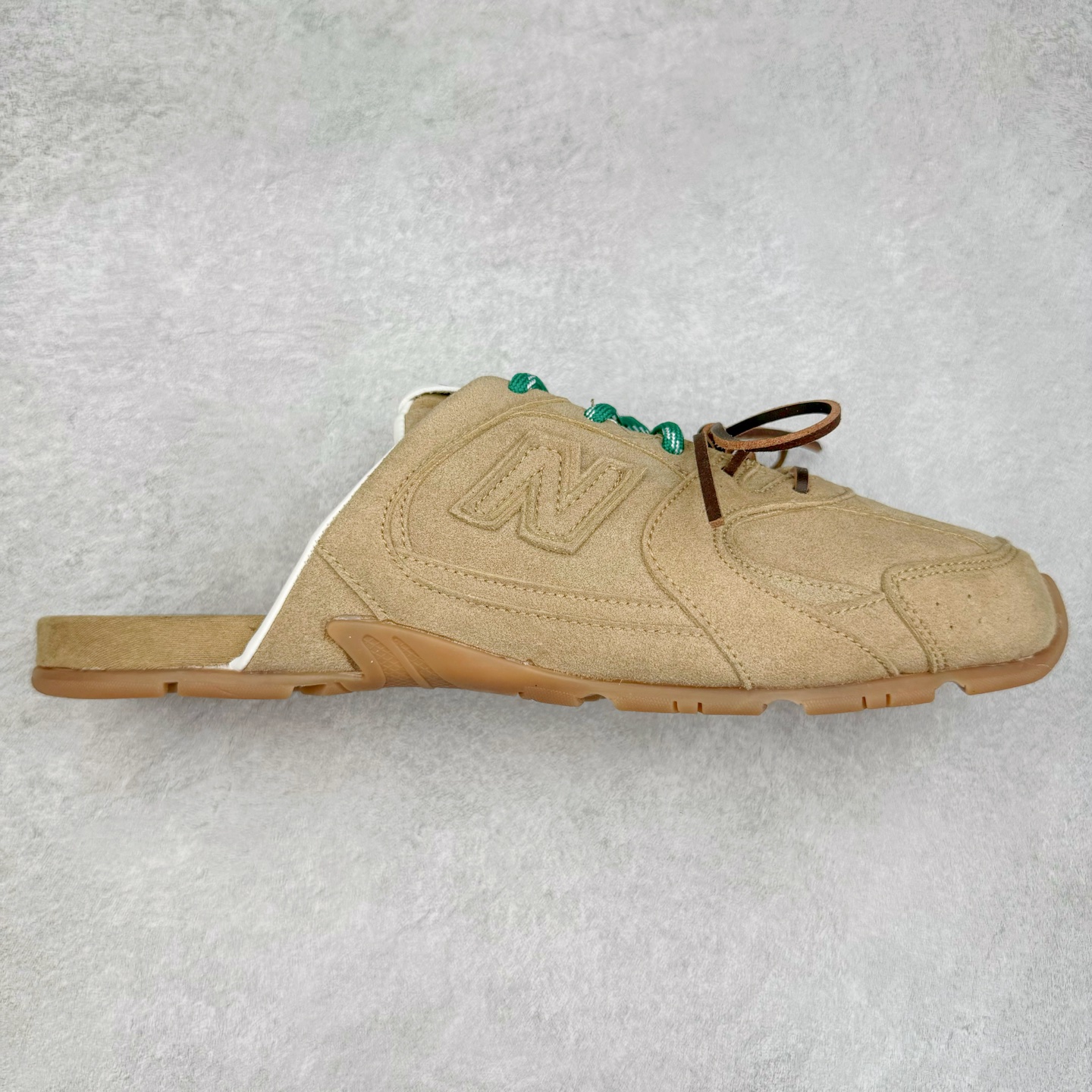 MiuMiu x New Balance NB530 SL 缪缪联名系列低帮经典复古休闲运动鞋半拖 近几年运动品牌与各大潮流品牌不断推出联名产品，在球鞋圈拥有极高的热度。此外，奢侈品牌和运动品牌联名也早已非新鲜事，继 Dior 和 Jordan Brand 以及 Prada 和 adidas 合作后。近日，Miu Miu与New Balance的合作基本已经成为定番，每年都会上新，而近期的最新联名也已经正式曝光，预计会在24年春夏面世！相比之前两次使用的574，这次Miu Miu带来了全新风格。采用了全新型号MR530进行设计，继续使用复古的旧化效果和去年就被带火的美拉德配色打造。Miu Miu作为千禧文化的重要推手，这次也是直接挑选了New Balance 2000年代时发布的健身跑鞋MR530。整体做旧效果非常明显，甚至有些二手鞋的感觉，多少是有点瘦巴黎世家影响了......配色方面将会推出米色和棕色两种颜色可供选择，整体覆盖了做旧麂皮，鞋舌和鞋垫和之前一致，有Miu Miu的Logo，同时搭配皮革和棉质双鞋带组成。尺码：36 37 37.5 38 38.5 39.5 40 40.5 41.5 42 42.5 43.5 44 44.5 45-选品中心