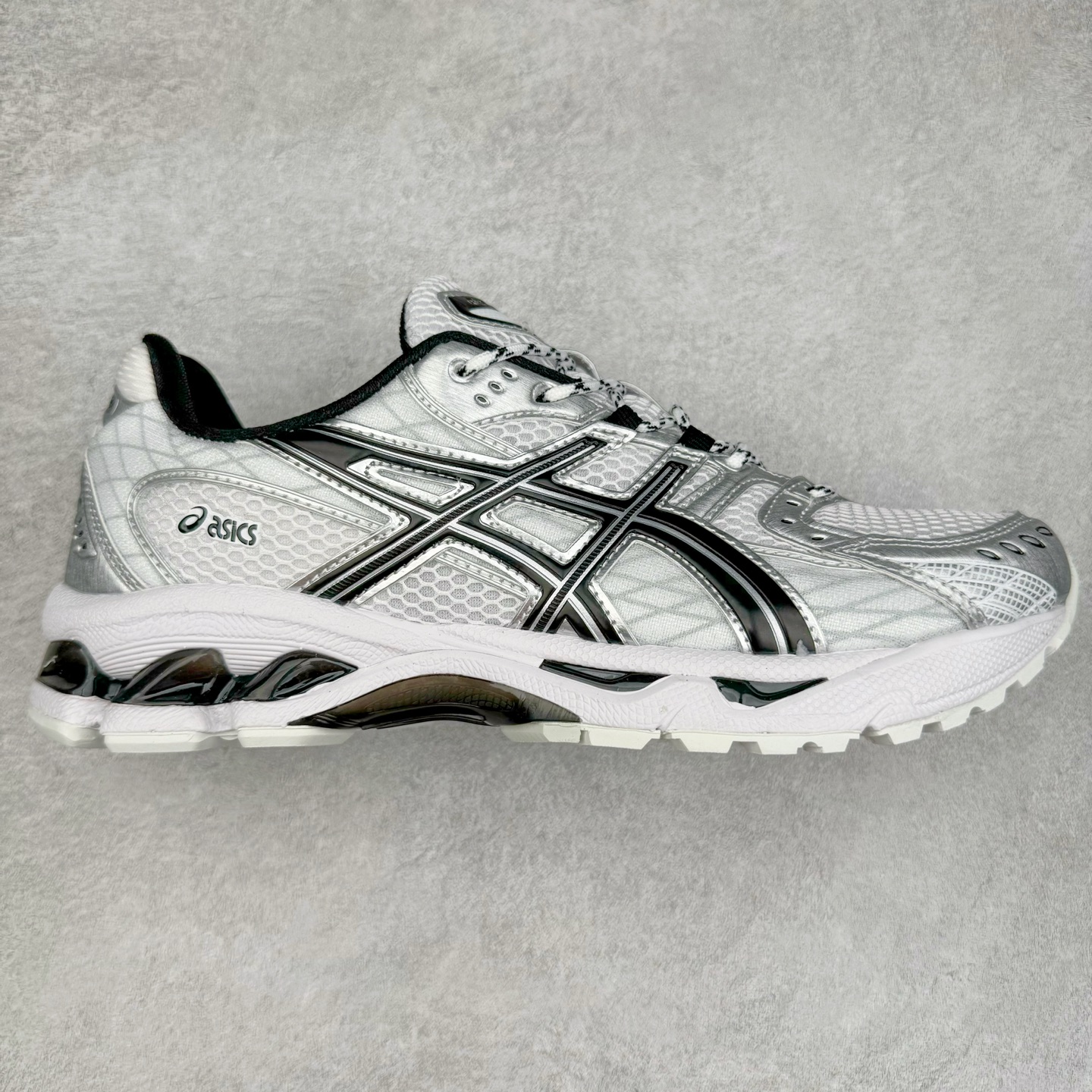 ASICS Gel-Nimbus 10.1 亚瑟士雨云10.1代系列轻量缓震休闲运动跑步鞋 近年来，运动鞋市场迎来了一个新的设计潮流：通过融合艺术与技术，赋予运动鞋更多的时尚元素和创新设计。作为市场中的领导者之一，ASICS（亚瑟士）一向以其技术创新和卓越的鞋款设计著称。而另一个前卫的实验鞋类品牌EMPTY BEHAVIOR，以其非凡的创意和探索，尤其对未来主义和非传统材料的热情撞击，从业界中脱颖而出。两者的合作，以推出特别版的GEL-NIMBUS™ 10.1鞋款——主题为“EVEN MY SHOE IS ART”为标志，为运动鞋设计涉入一个全新的高度。尺码：36 37 37.5 38 39 39.5 40.5 41.5 42 42.5 43.5 44 44.5 45-选品中心