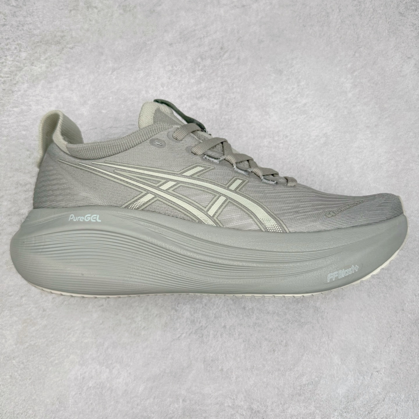 Asics GEL-Nimbus 27 亚瑟士缓震跑鞋 近年复古风潮的势头很旺 ASICS一直坚信保持身体的健康与活力是打造健康快乐的生活方式的最佳途径 ASICS为复古鞋型注入新设计 为玩家的街头穿搭提供了更多可能 GEL-NIMBUSTM9运动鞋最初是为中立和仰卧跑步者设计的长距离训练器 采用原始材料和关键细节重新设计 其Y2K时代的工业外观也被大胆的对比和色块所抵消 尺码：36 36.5 37.5 38 38.5 39 40 40.5 41.5 42 42.5 43.5 44 44.5 45-选品中心