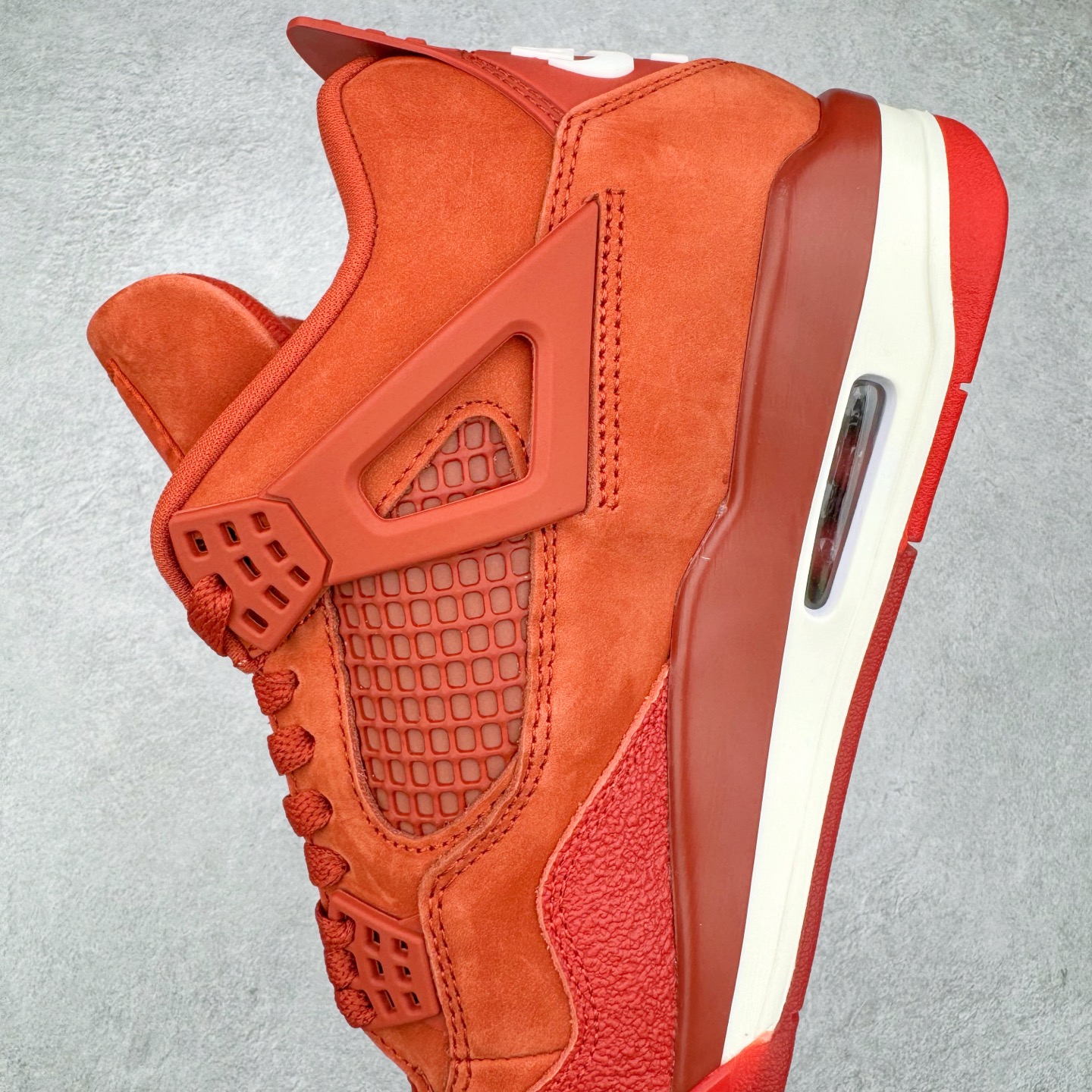 图片[7]-Nigel Sylvester x Air Jordan AJ4 “Brick by Brick” 联名红砖 货号：HF4340-800 以纽约市标志性的红砖为主题，这也是 Nigel 致敬家乡的方式，象征了他 BMX 事业的起点。整体鞋款有着醒目的橙红色调，多种皮革材质的应用又带来丰富的视觉层次，细腻的质感拼合，凸显了这双鞋不同于常规的身份。除了鞋头带有一个小小的 Swoosh 外，这双鞋还将后跟巧妙的改成了 BIKE AIR，为 Air Jordan 4 经典鞋型加入了新的元素，让熟悉这个鞋型的玩家有更为新鲜的视觉体验。同时，从官图可以看出，AJ4 标志性的透气网格下，暗藏 3M 反光设定，弱光环境中也能释放出高亮警示，对于骑行来说也是必备的安全举措。鞋盒封绘也采用红装图案诠释，进一步回应主题。尺码：40 40.5 41 42 42.5 43 44 44.5 45 46 47.5-选品中心