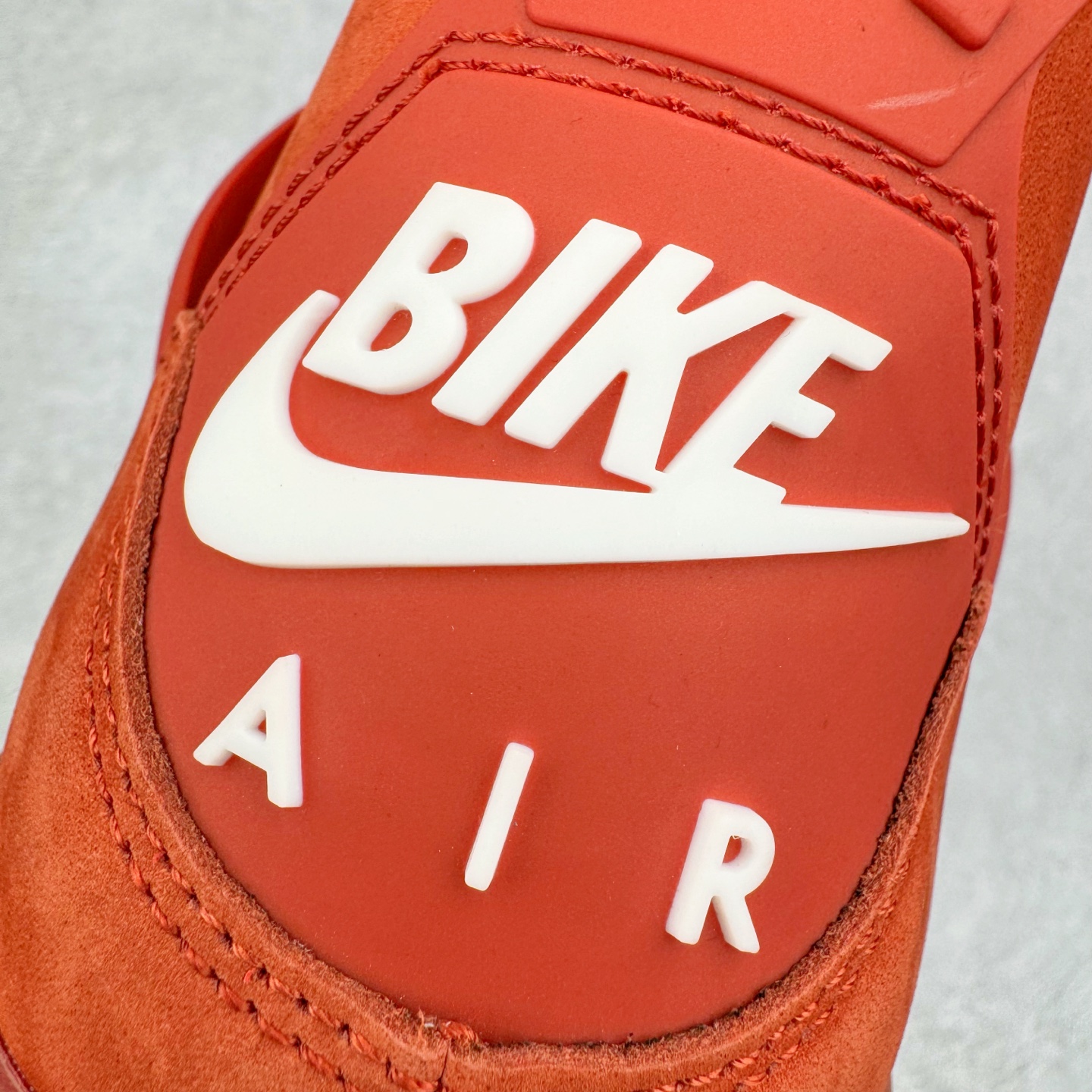 图片[12]-Nigel Sylvester x Air Jordan AJ4 “Brick by Brick” 联名红砖 货号：HF4340-800 以纽约市标志性的红砖为主题，这也是 Nigel 致敬家乡的方式，象征了他 BMX 事业的起点。整体鞋款有着醒目的橙红色调，多种皮革材质的应用又带来丰富的视觉层次，细腻的质感拼合，凸显了这双鞋不同于常规的身份。除了鞋头带有一个小小的 Swoosh 外，这双鞋还将后跟巧妙的改成了 BIKE AIR，为 Air Jordan 4 经典鞋型加入了新的元素，让熟悉这个鞋型的玩家有更为新鲜的视觉体验。同时，从官图可以看出，AJ4 标志性的透气网格下，暗藏 3M 反光设定，弱光环境中也能释放出高亮警示，对于骑行来说也是必备的安全举措。鞋盒封绘也采用红装图案诠释，进一步回应主题。尺码：40 40.5 41 42 42.5 43 44 44.5 45 46 47.5-选品中心