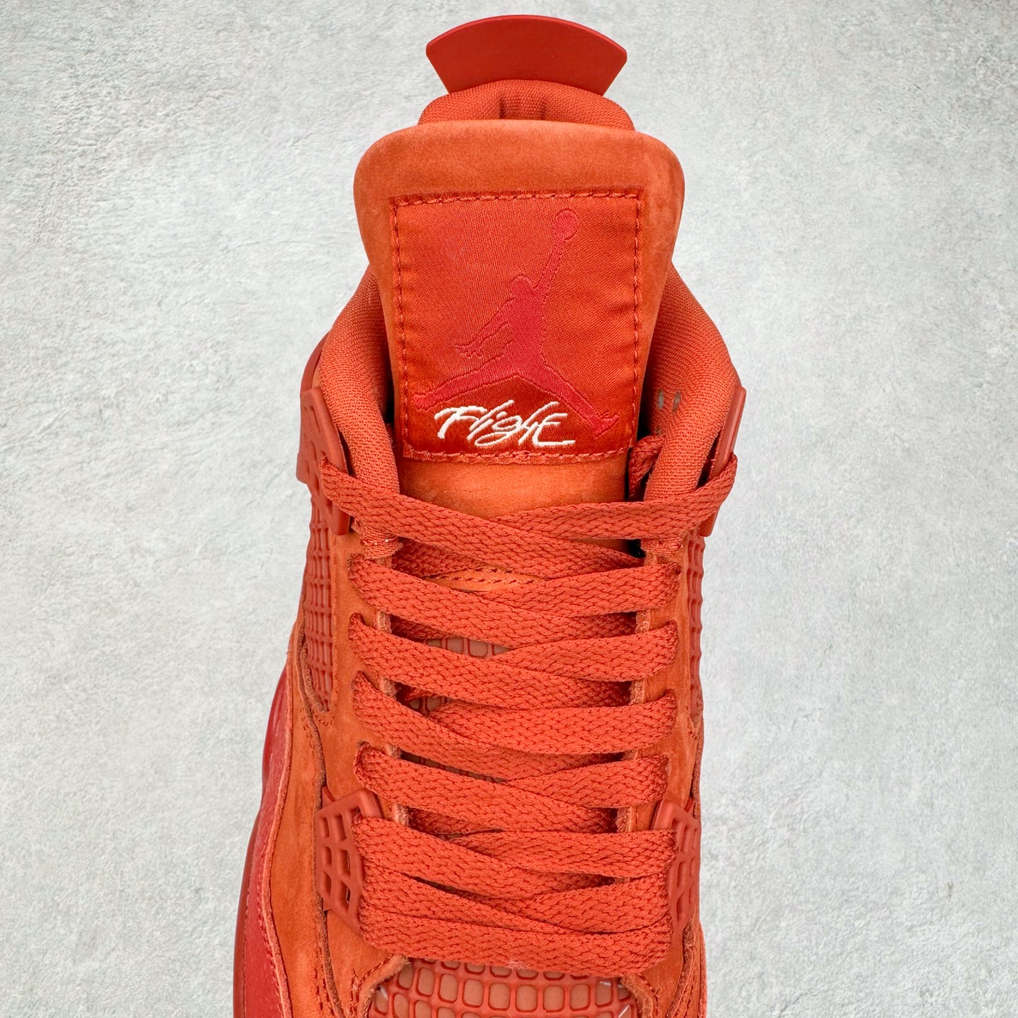 图片[5]-Nigel Sylvester x Air Jordan AJ4 “Brick by Brick” 联名红砖 货号：HF4340-800 以纽约市标志性的红砖为主题，这也是 Nigel 致敬家乡的方式，象征了他 BMX 事业的起点。整体鞋款有着醒目的橙红色调，多种皮革材质的应用又带来丰富的视觉层次，细腻的质感拼合，凸显了这双鞋不同于常规的身份。除了鞋头带有一个小小的 Swoosh 外，这双鞋还将后跟巧妙的改成了 BIKE AIR，为 Air Jordan 4 经典鞋型加入了新的元素，让熟悉这个鞋型的玩家有更为新鲜的视觉体验。同时，从官图可以看出，AJ4 标志性的透气网格下，暗藏 3M 反光设定，弱光环境中也能释放出高亮警示，对于骑行来说也是必备的安全举措。鞋盒封绘也采用红装图案诠释，进一步回应主题。尺码：40 40.5 41 42 42.5 43 44 44.5 45 46 47.5-选品中心