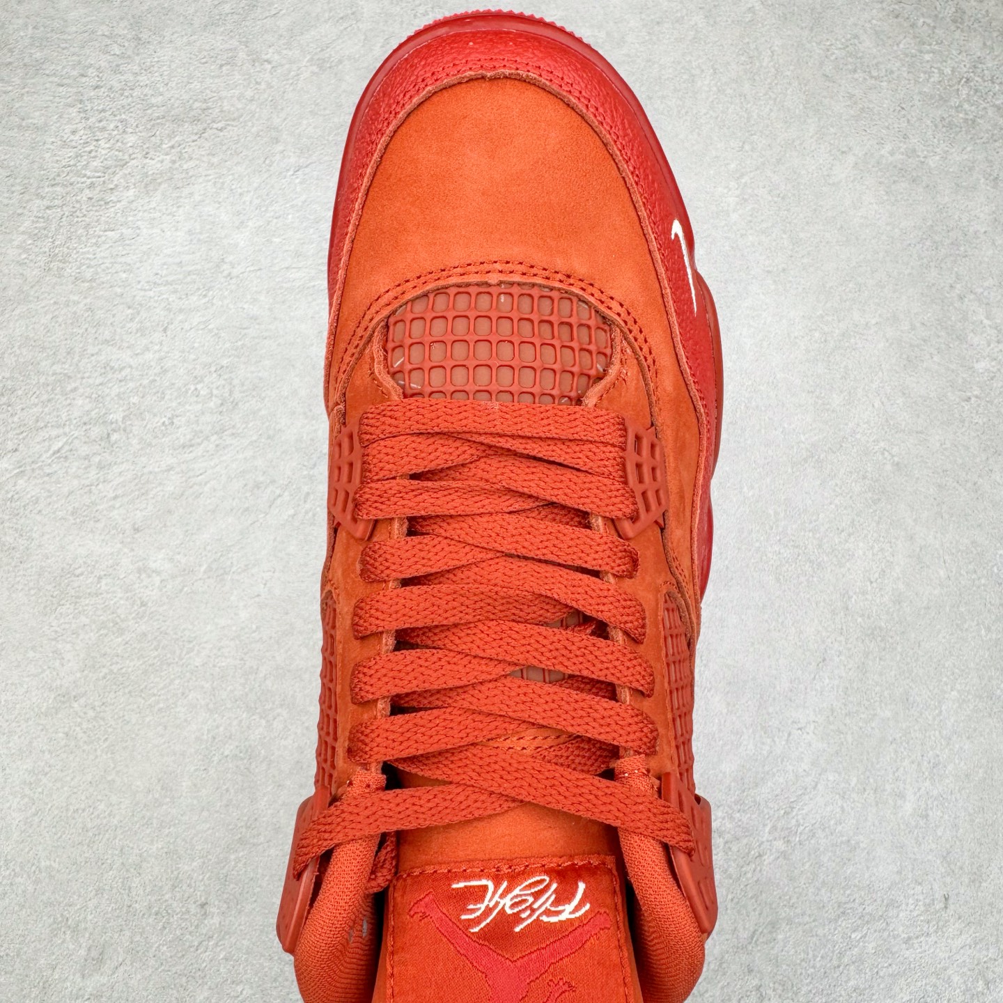 图片[4]-Nigel Sylvester x Air Jordan AJ4 “Brick by Brick” 联名红砖 货号：HF4340-800 以纽约市标志性的红砖为主题，这也是 Nigel 致敬家乡的方式，象征了他 BMX 事业的起点。整体鞋款有着醒目的橙红色调，多种皮革材质的应用又带来丰富的视觉层次，细腻的质感拼合，凸显了这双鞋不同于常规的身份。除了鞋头带有一个小小的 Swoosh 外，这双鞋还将后跟巧妙的改成了 BIKE AIR，为 Air Jordan 4 经典鞋型加入了新的元素，让熟悉这个鞋型的玩家有更为新鲜的视觉体验。同时，从官图可以看出，AJ4 标志性的透气网格下，暗藏 3M 反光设定，弱光环境中也能释放出高亮警示，对于骑行来说也是必备的安全举措。鞋盒封绘也采用红装图案诠释，进一步回应主题。尺码：40 40.5 41 42 42.5 43 44 44.5 45 46 47.5-选品中心