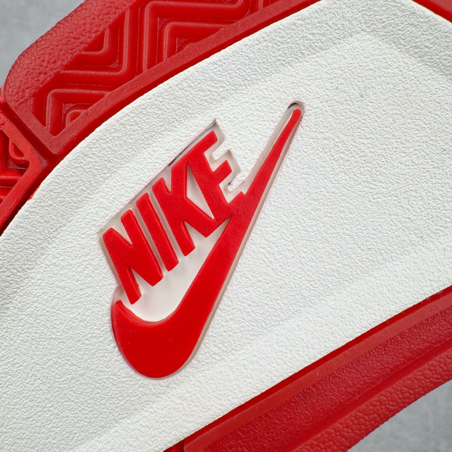 图片[17]-Nigel Sylvester x Air Jordan AJ4 “Brick by Brick” 联名红砖 货号：HF4340-800 以纽约市标志性的红砖为主题，这也是 Nigel 致敬家乡的方式，象征了他 BMX 事业的起点。整体鞋款有着醒目的橙红色调，多种皮革材质的应用又带来丰富的视觉层次，细腻的质感拼合，凸显了这双鞋不同于常规的身份。除了鞋头带有一个小小的 Swoosh 外，这双鞋还将后跟巧妙的改成了 BIKE AIR，为 Air Jordan 4 经典鞋型加入了新的元素，让熟悉这个鞋型的玩家有更为新鲜的视觉体验。同时，从官图可以看出，AJ4 标志性的透气网格下，暗藏 3M 反光设定，弱光环境中也能释放出高亮警示，对于骑行来说也是必备的安全举措。鞋盒封绘也采用红装图案诠释，进一步回应主题。尺码：40 40.5 41 42 42.5 43 44 44.5 45 46 47.5-选品中心