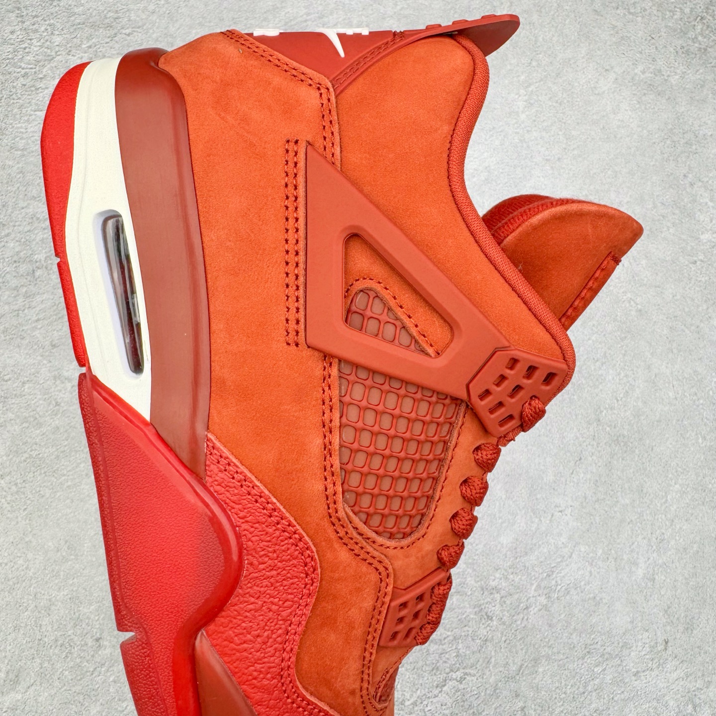 图片[6]-Nigel Sylvester x Air Jordan AJ4 “Brick by Brick” 联名红砖 货号：HF4340-800 以纽约市标志性的红砖为主题，这也是 Nigel 致敬家乡的方式，象征了他 BMX 事业的起点。整体鞋款有着醒目的橙红色调，多种皮革材质的应用又带来丰富的视觉层次，细腻的质感拼合，凸显了这双鞋不同于常规的身份。除了鞋头带有一个小小的 Swoosh 外，这双鞋还将后跟巧妙的改成了 BIKE AIR，为 Air Jordan 4 经典鞋型加入了新的元素，让熟悉这个鞋型的玩家有更为新鲜的视觉体验。同时，从官图可以看出，AJ4 标志性的透气网格下，暗藏 3M 反光设定，弱光环境中也能释放出高亮警示，对于骑行来说也是必备的安全举措。鞋盒封绘也采用红装图案诠释，进一步回应主题。尺码：40 40.5 41 42 42.5 43 44 44.5 45 46 47.5-选品中心