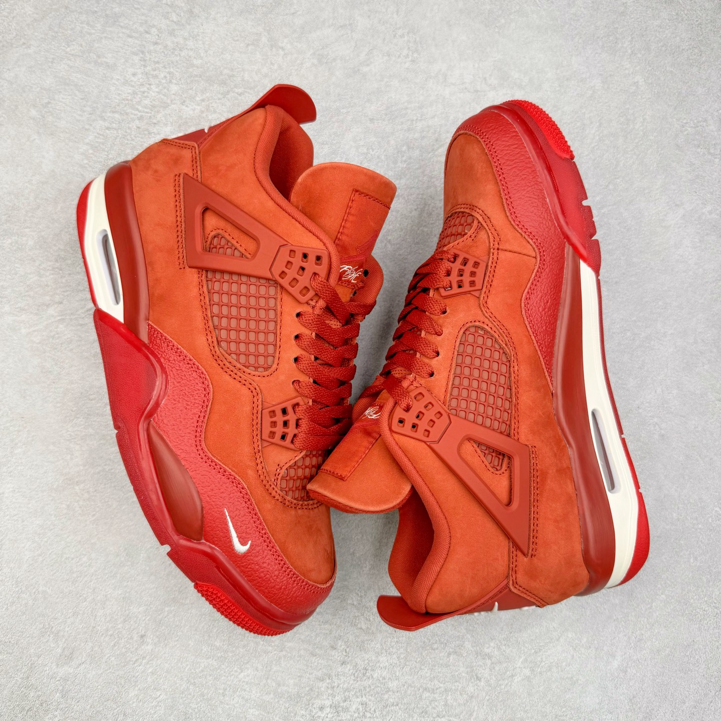 图片[3]-Nigel Sylvester x Air Jordan AJ4 “Brick by Brick” 联名红砖 货号：HF4340-800 以纽约市标志性的红砖为主题，这也是 Nigel 致敬家乡的方式，象征了他 BMX 事业的起点。整体鞋款有着醒目的橙红色调，多种皮革材质的应用又带来丰富的视觉层次，细腻的质感拼合，凸显了这双鞋不同于常规的身份。除了鞋头带有一个小小的 Swoosh 外，这双鞋还将后跟巧妙的改成了 BIKE AIR，为 Air Jordan 4 经典鞋型加入了新的元素，让熟悉这个鞋型的玩家有更为新鲜的视觉体验。同时，从官图可以看出，AJ4 标志性的透气网格下，暗藏 3M 反光设定，弱光环境中也能释放出高亮警示，对于骑行来说也是必备的安全举措。鞋盒封绘也采用红装图案诠释，进一步回应主题。尺码：40 40.5 41 42 42.5 43 44 44.5 45 46 47.5-选品中心