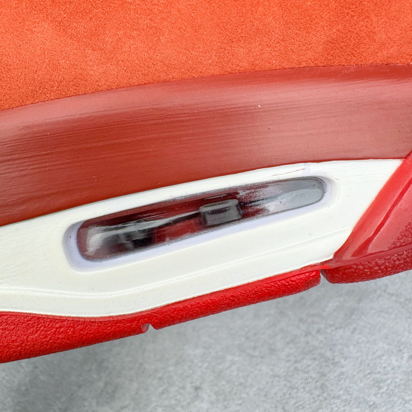 图片[16]-Nigel Sylvester x Air Jordan AJ4 “Brick by Brick” 联名红砖 货号：HF4340-800 以纽约市标志性的红砖为主题，这也是 Nigel 致敬家乡的方式，象征了他 BMX 事业的起点。整体鞋款有着醒目的橙红色调，多种皮革材质的应用又带来丰富的视觉层次，细腻的质感拼合，凸显了这双鞋不同于常规的身份。除了鞋头带有一个小小的 Swoosh 外，这双鞋还将后跟巧妙的改成了 BIKE AIR，为 Air Jordan 4 经典鞋型加入了新的元素，让熟悉这个鞋型的玩家有更为新鲜的视觉体验。同时，从官图可以看出，AJ4 标志性的透气网格下，暗藏 3M 反光设定，弱光环境中也能释放出高亮警示，对于骑行来说也是必备的安全举措。鞋盒封绘也采用红装图案诠释，进一步回应主题。尺码：40 40.5 41 42 42.5 43 44 44.5 45 46 47.5-选品中心