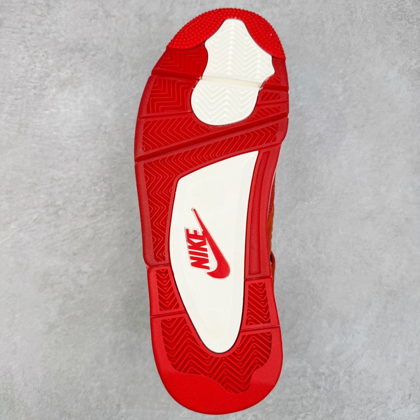 图片[9]-Nigel Sylvester x Air Jordan AJ4 “Brick by Brick” 联名红砖 货号：HF4340-800 以纽约市标志性的红砖为主题，这也是 Nigel 致敬家乡的方式，象征了他 BMX 事业的起点。整体鞋款有着醒目的橙红色调，多种皮革材质的应用又带来丰富的视觉层次，细腻的质感拼合，凸显了这双鞋不同于常规的身份。除了鞋头带有一个小小的 Swoosh 外，这双鞋还将后跟巧妙的改成了 BIKE AIR，为 Air Jordan 4 经典鞋型加入了新的元素，让熟悉这个鞋型的玩家有更为新鲜的视觉体验。同时，从官图可以看出，AJ4 标志性的透气网格下，暗藏 3M 反光设定，弱光环境中也能释放出高亮警示，对于骑行来说也是必备的安全举措。鞋盒封绘也采用红装图案诠释，进一步回应主题。尺码：40 40.5 41 42 42.5 43 44 44.5 45 46 47.5-选品中心