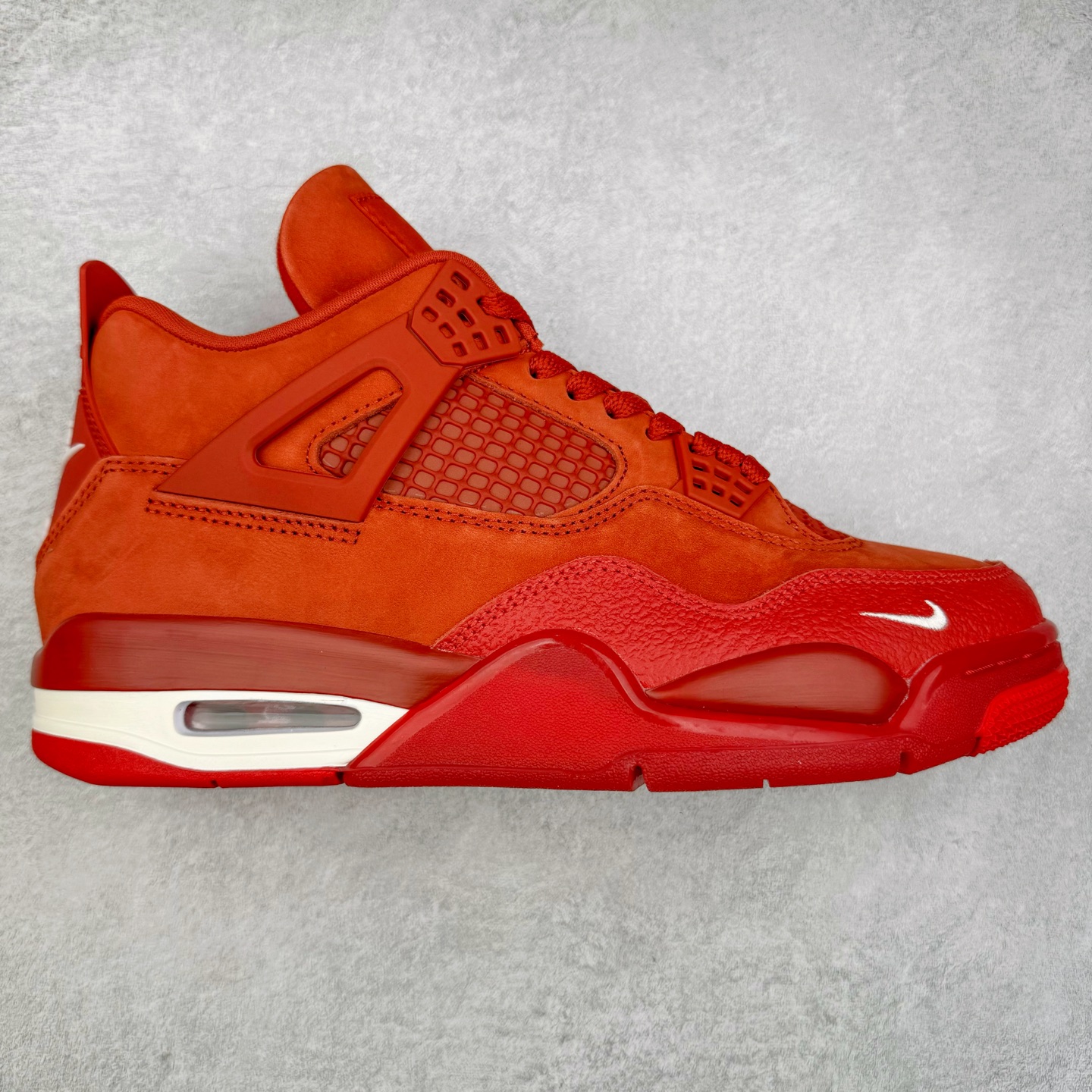 Nigel Sylvester x Air Jordan AJ4 “Brick by Brick” 联名红砖 货号：HF4340-800 以纽约市标志性的红砖为主题，这也是 Nigel 致敬家乡的方式，象征了他 BMX 事业的起点。整体鞋款有着醒目的橙红色调，多种皮革材质的应用又带来丰富的视觉层次，细腻的质感拼合，凸显了这双鞋不同于常规的身份。除了鞋头带有一个小小的 Swoosh 外，这双鞋还将后跟巧妙的改成了 BIKE AIR，为 Air Jordan 4 经典鞋型加入了新的元素，让熟悉这个鞋型的玩家有更为新鲜的视觉体验。同时，从官图可以看出，AJ4 标志性的透气网格下，暗藏 3M 反光设定，弱光环境中也能释放出高亮警示，对于骑行来说也是必备的安全举措。鞋盒封绘也采用红装图案诠释，进一步回应主题。尺码：40 40.5 41 42 42.5 43 44 44.5 45 46 47.5-选品中心