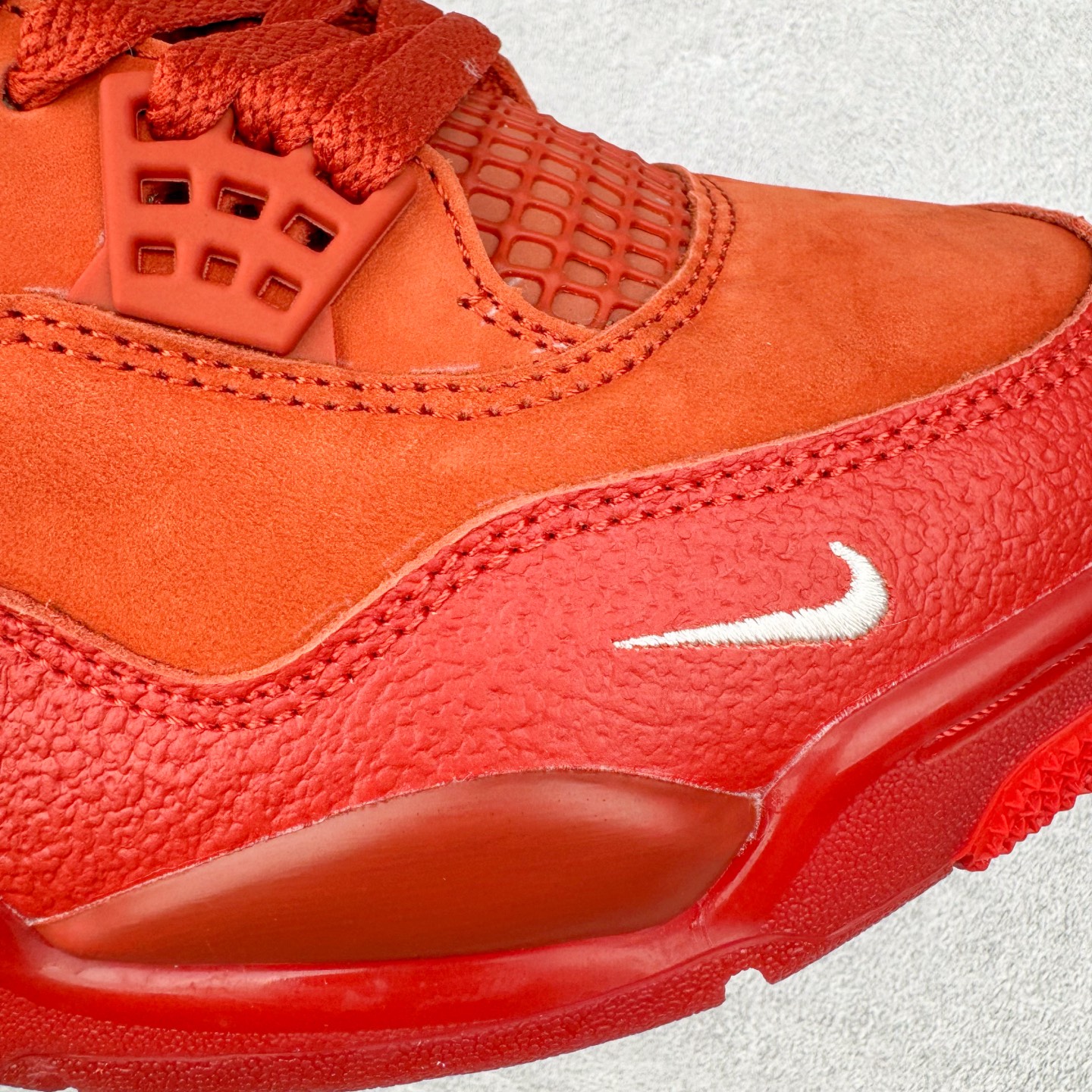 图片[13]-Nigel Sylvester x Air Jordan AJ4 “Brick by Brick” 联名红砖 货号：HF4340-800 以纽约市标志性的红砖为主题，这也是 Nigel 致敬家乡的方式，象征了他 BMX 事业的起点。整体鞋款有着醒目的橙红色调，多种皮革材质的应用又带来丰富的视觉层次，细腻的质感拼合，凸显了这双鞋不同于常规的身份。除了鞋头带有一个小小的 Swoosh 外，这双鞋还将后跟巧妙的改成了 BIKE AIR，为 Air Jordan 4 经典鞋型加入了新的元素，让熟悉这个鞋型的玩家有更为新鲜的视觉体验。同时，从官图可以看出，AJ4 标志性的透气网格下，暗藏 3M 反光设定，弱光环境中也能释放出高亮警示，对于骑行来说也是必备的安全举措。鞋盒封绘也采用红装图案诠释，进一步回应主题。尺码：40 40.5 41 42 42.5 43 44 44.5 45 46 47.5-选品中心