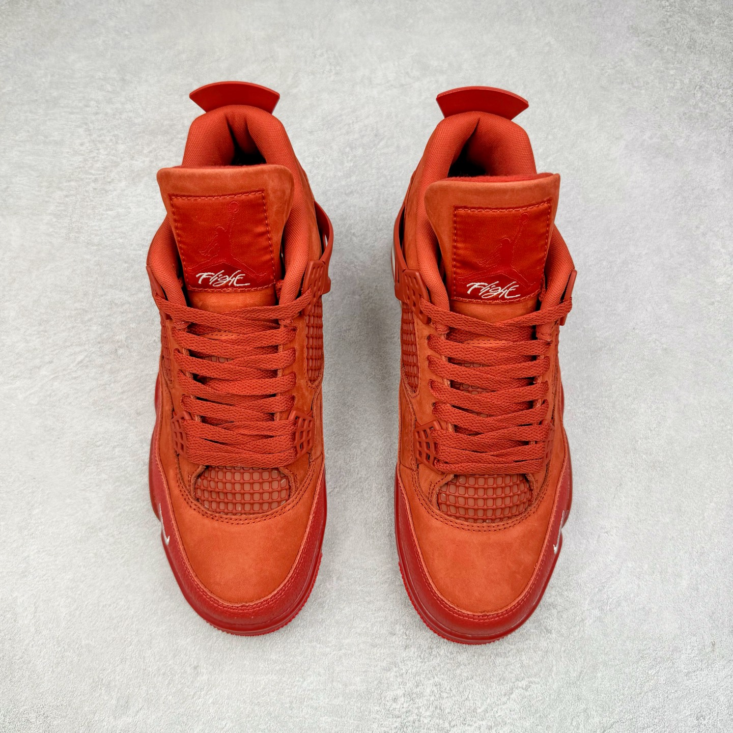 图片[2]-Nigel Sylvester x Air Jordan AJ4 “Brick by Brick” 联名红砖 货号：HF4340-800 以纽约市标志性的红砖为主题，这也是 Nigel 致敬家乡的方式，象征了他 BMX 事业的起点。整体鞋款有着醒目的橙红色调，多种皮革材质的应用又带来丰富的视觉层次，细腻的质感拼合，凸显了这双鞋不同于常规的身份。除了鞋头带有一个小小的 Swoosh 外，这双鞋还将后跟巧妙的改成了 BIKE AIR，为 Air Jordan 4 经典鞋型加入了新的元素，让熟悉这个鞋型的玩家有更为新鲜的视觉体验。同时，从官图可以看出，AJ4 标志性的透气网格下，暗藏 3M 反光设定，弱光环境中也能释放出高亮警示，对于骑行来说也是必备的安全举措。鞋盒封绘也采用红装图案诠释，进一步回应主题。尺码：40 40.5 41 42 42.5 43 44 44.5 45 46 47.5-选品中心