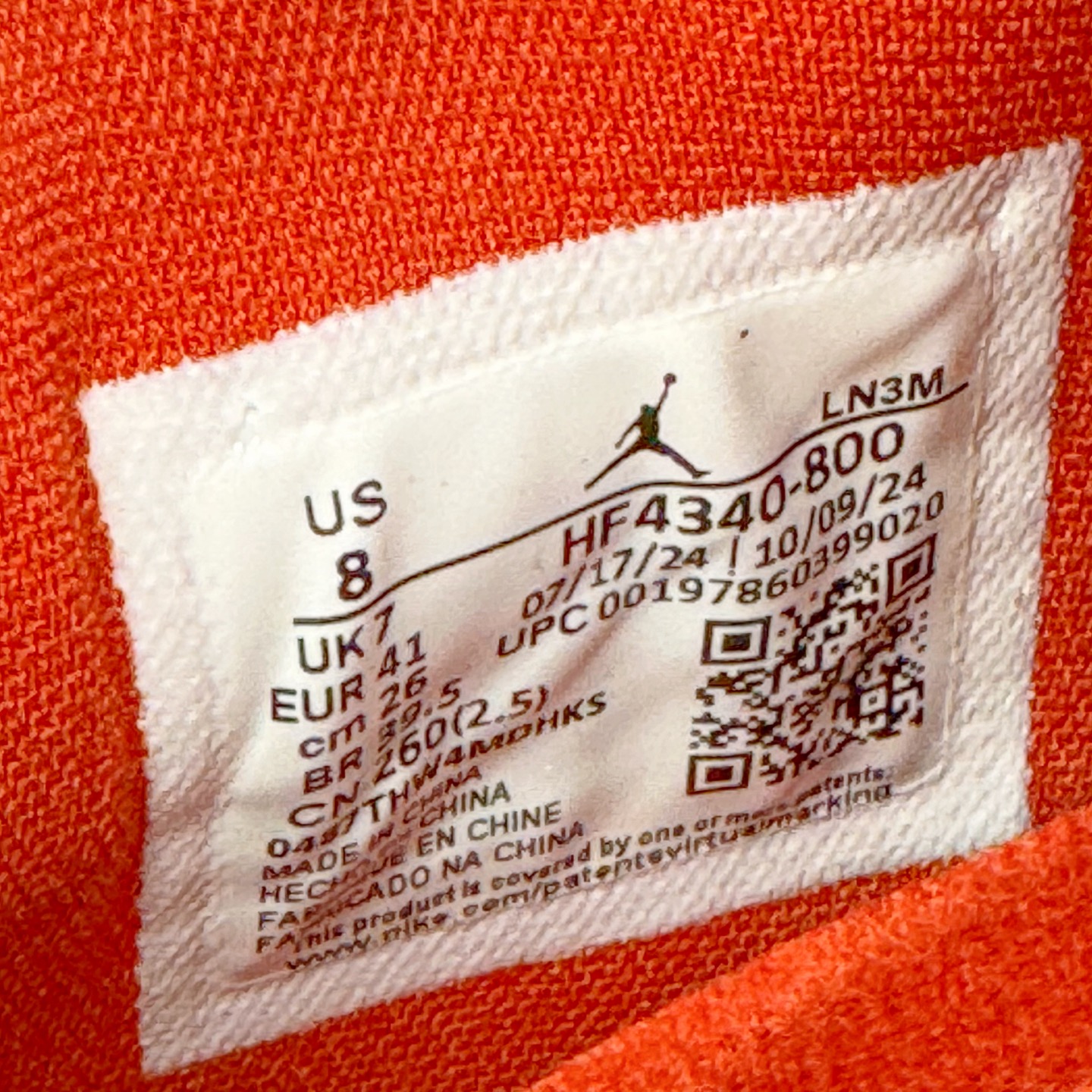 图片[10]-Nigel Sylvester x Air Jordan AJ4 “Brick by Brick” 联名红砖 货号：HF4340-800 以纽约市标志性的红砖为主题，这也是 Nigel 致敬家乡的方式，象征了他 BMX 事业的起点。整体鞋款有着醒目的橙红色调，多种皮革材质的应用又带来丰富的视觉层次，细腻的质感拼合，凸显了这双鞋不同于常规的身份。除了鞋头带有一个小小的 Swoosh 外，这双鞋还将后跟巧妙的改成了 BIKE AIR，为 Air Jordan 4 经典鞋型加入了新的元素，让熟悉这个鞋型的玩家有更为新鲜的视觉体验。同时，从官图可以看出，AJ4 标志性的透气网格下，暗藏 3M 反光设定，弱光环境中也能释放出高亮警示，对于骑行来说也是必备的安全举措。鞋盒封绘也采用红装图案诠释，进一步回应主题。尺码：40 40.5 41 42 42.5 43 44 44.5 45 46 47.5-选品中心