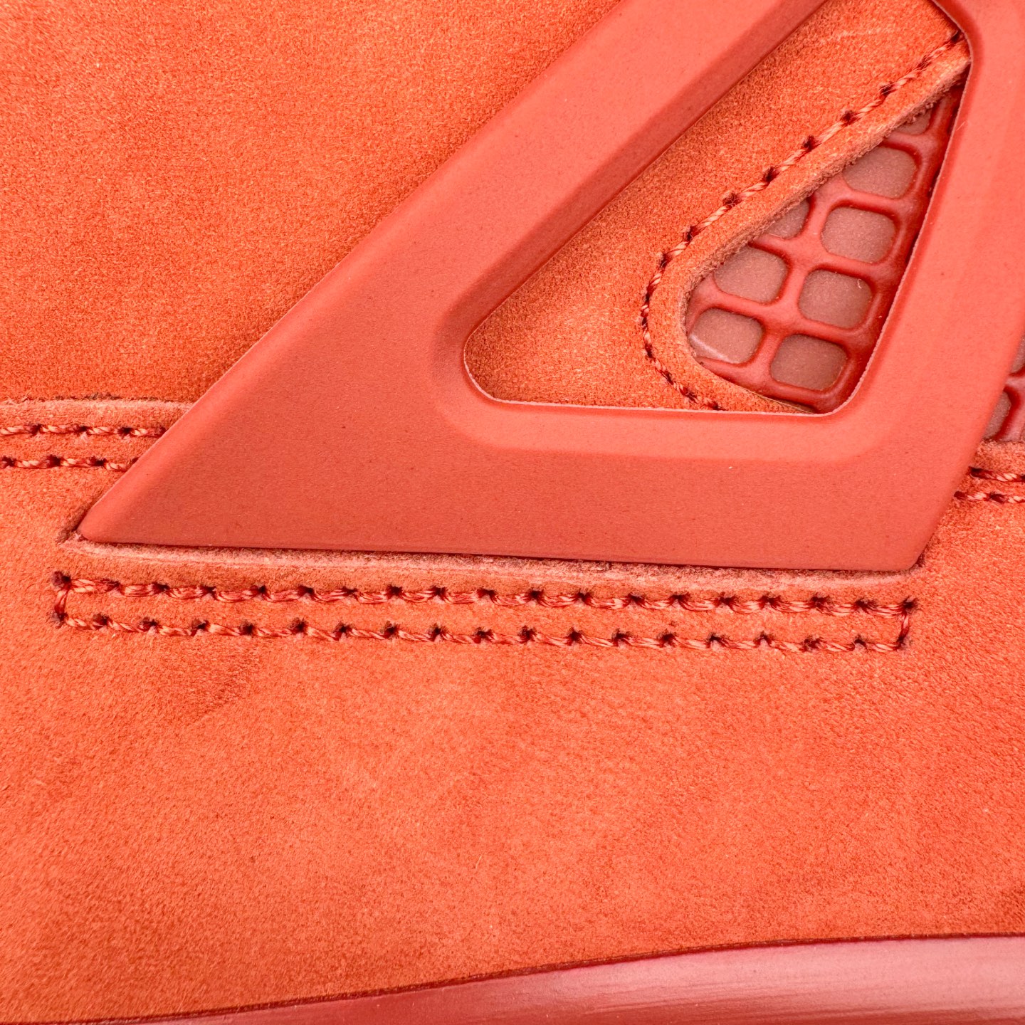 图片[15]-Nigel Sylvester x Air Jordan AJ4 “Brick by Brick” 联名红砖 货号：HF4340-800 以纽约市标志性的红砖为主题，这也是 Nigel 致敬家乡的方式，象征了他 BMX 事业的起点。整体鞋款有着醒目的橙红色调，多种皮革材质的应用又带来丰富的视觉层次，细腻的质感拼合，凸显了这双鞋不同于常规的身份。除了鞋头带有一个小小的 Swoosh 外，这双鞋还将后跟巧妙的改成了 BIKE AIR，为 Air Jordan 4 经典鞋型加入了新的元素，让熟悉这个鞋型的玩家有更为新鲜的视觉体验。同时，从官图可以看出，AJ4 标志性的透气网格下，暗藏 3M 反光设定，弱光环境中也能释放出高亮警示，对于骑行来说也是必备的安全举措。鞋盒封绘也采用红装图案诠释，进一步回应主题。尺码：40 40.5 41 42 42.5 43 44 44.5 45 46 47.5-选品中心