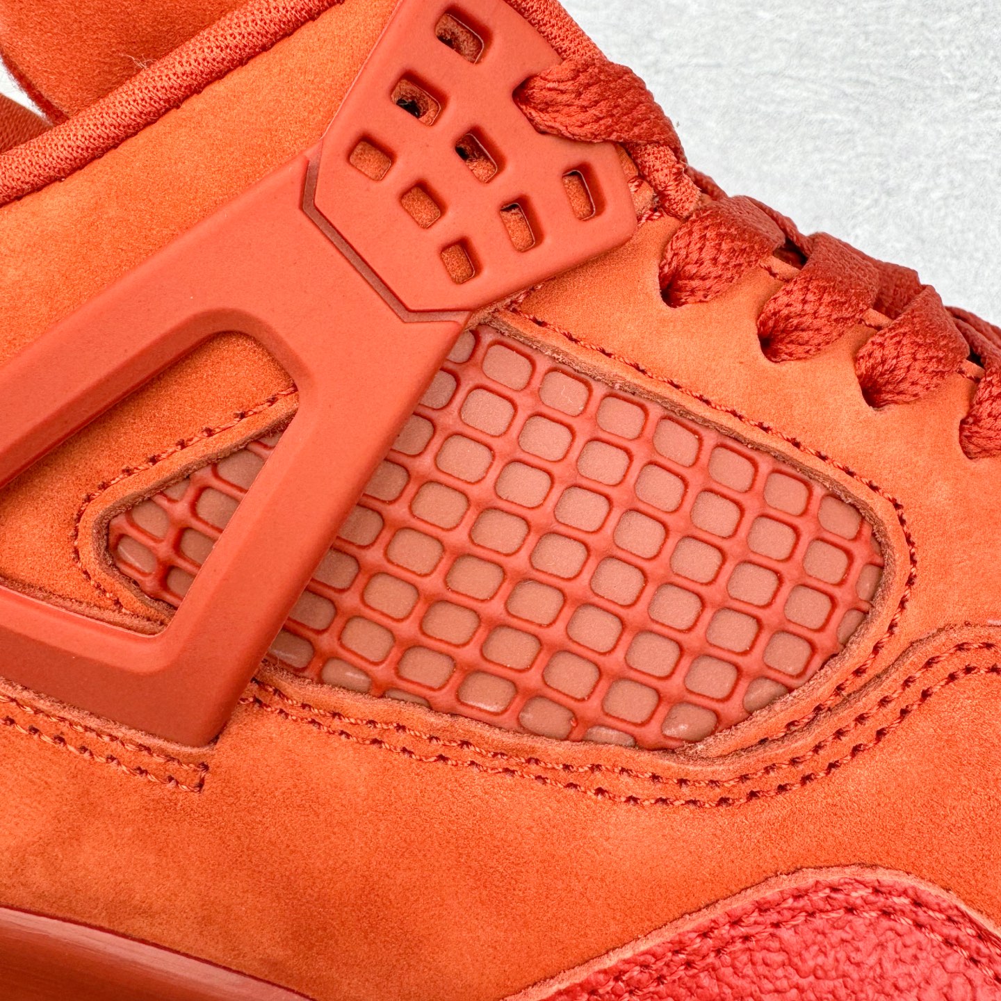 图片[14]-Nigel Sylvester x Air Jordan AJ4 “Brick by Brick” 联名红砖 货号：HF4340-800 以纽约市标志性的红砖为主题，这也是 Nigel 致敬家乡的方式，象征了他 BMX 事业的起点。整体鞋款有着醒目的橙红色调，多种皮革材质的应用又带来丰富的视觉层次，细腻的质感拼合，凸显了这双鞋不同于常规的身份。除了鞋头带有一个小小的 Swoosh 外，这双鞋还将后跟巧妙的改成了 BIKE AIR，为 Air Jordan 4 经典鞋型加入了新的元素，让熟悉这个鞋型的玩家有更为新鲜的视觉体验。同时，从官图可以看出，AJ4 标志性的透气网格下，暗藏 3M 反光设定，弱光环境中也能释放出高亮警示，对于骑行来说也是必备的安全举措。鞋盒封绘也采用红装图案诠释，进一步回应主题。尺码：40 40.5 41 42 42.5 43 44 44.5 45 46 47.5-选品中心