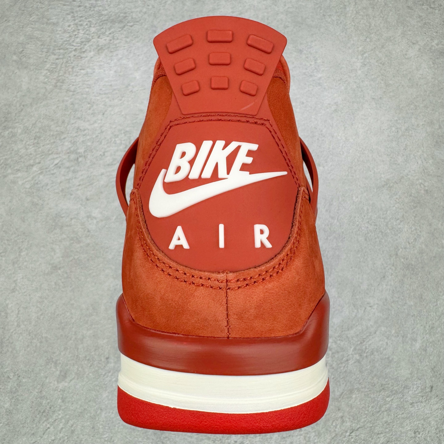 图片[8]-Nigel Sylvester x Air Jordan AJ4 “Brick by Brick” 联名红砖 货号：HF4340-800 以纽约市标志性的红砖为主题，这也是 Nigel 致敬家乡的方式，象征了他 BMX 事业的起点。整体鞋款有着醒目的橙红色调，多种皮革材质的应用又带来丰富的视觉层次，细腻的质感拼合，凸显了这双鞋不同于常规的身份。除了鞋头带有一个小小的 Swoosh 外，这双鞋还将后跟巧妙的改成了 BIKE AIR，为 Air Jordan 4 经典鞋型加入了新的元素，让熟悉这个鞋型的玩家有更为新鲜的视觉体验。同时，从官图可以看出，AJ4 标志性的透气网格下，暗藏 3M 反光设定，弱光环境中也能释放出高亮警示，对于骑行来说也是必备的安全举措。鞋盒封绘也采用红装图案诠释，进一步回应主题。尺码：40 40.5 41 42 42.5 43 44 44.5 45 46 47.5-选品中心