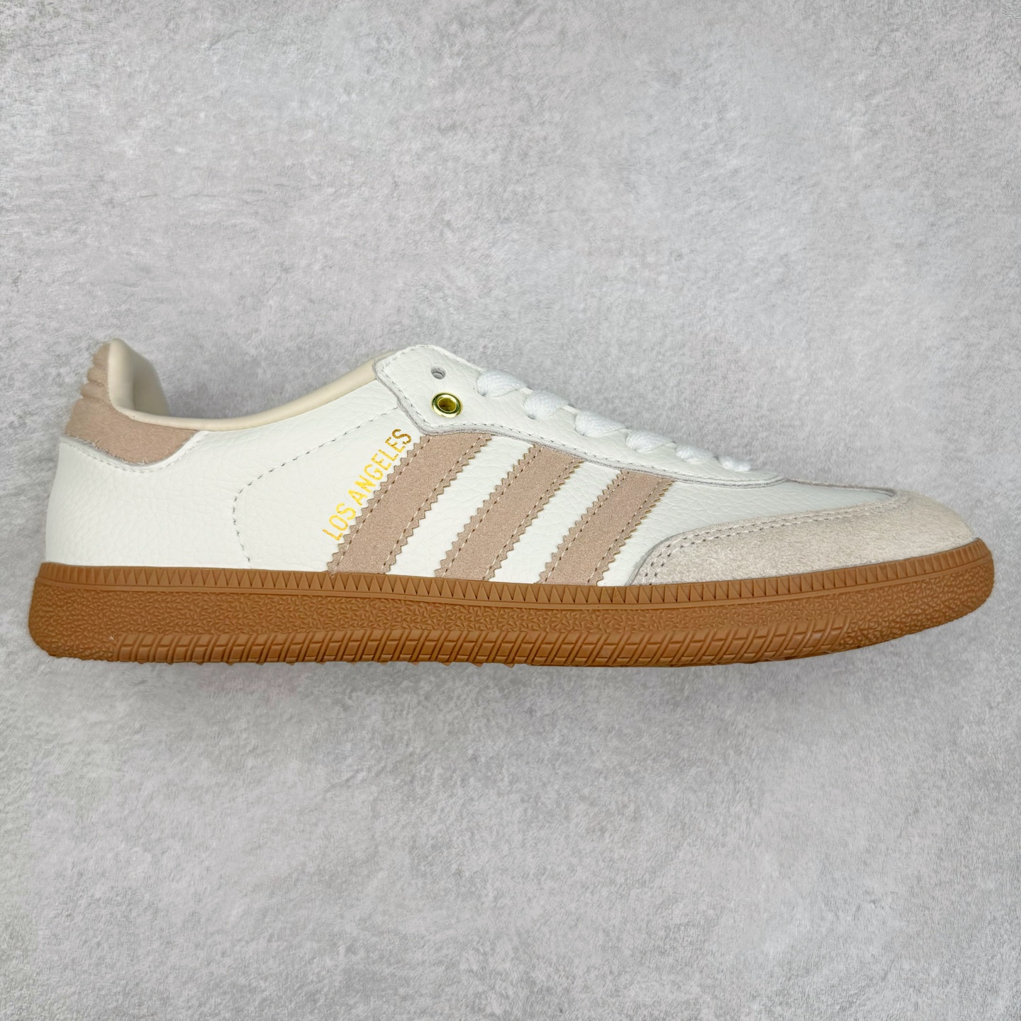 AD Original Samba OG 复古经典轻便板鞋 GV8358 这款桑巴鞋展示了高质量的工艺 带有装饰的超锁缝制和无缝的手感 柔软、柔软的皮革造型和标志性的3条纹完成了精致的外观 正规合身鞋带 鞋面上有绒面鞋垫 橡胶鞋底 享受正畸套筒软感 自50年代首次亮相以来就一直在赢得粉丝的青睐 尺码：36 36.5 37.5 38 38.5 39 40 40.5 41 42 42.5 43 44 44.5 45-选品中心