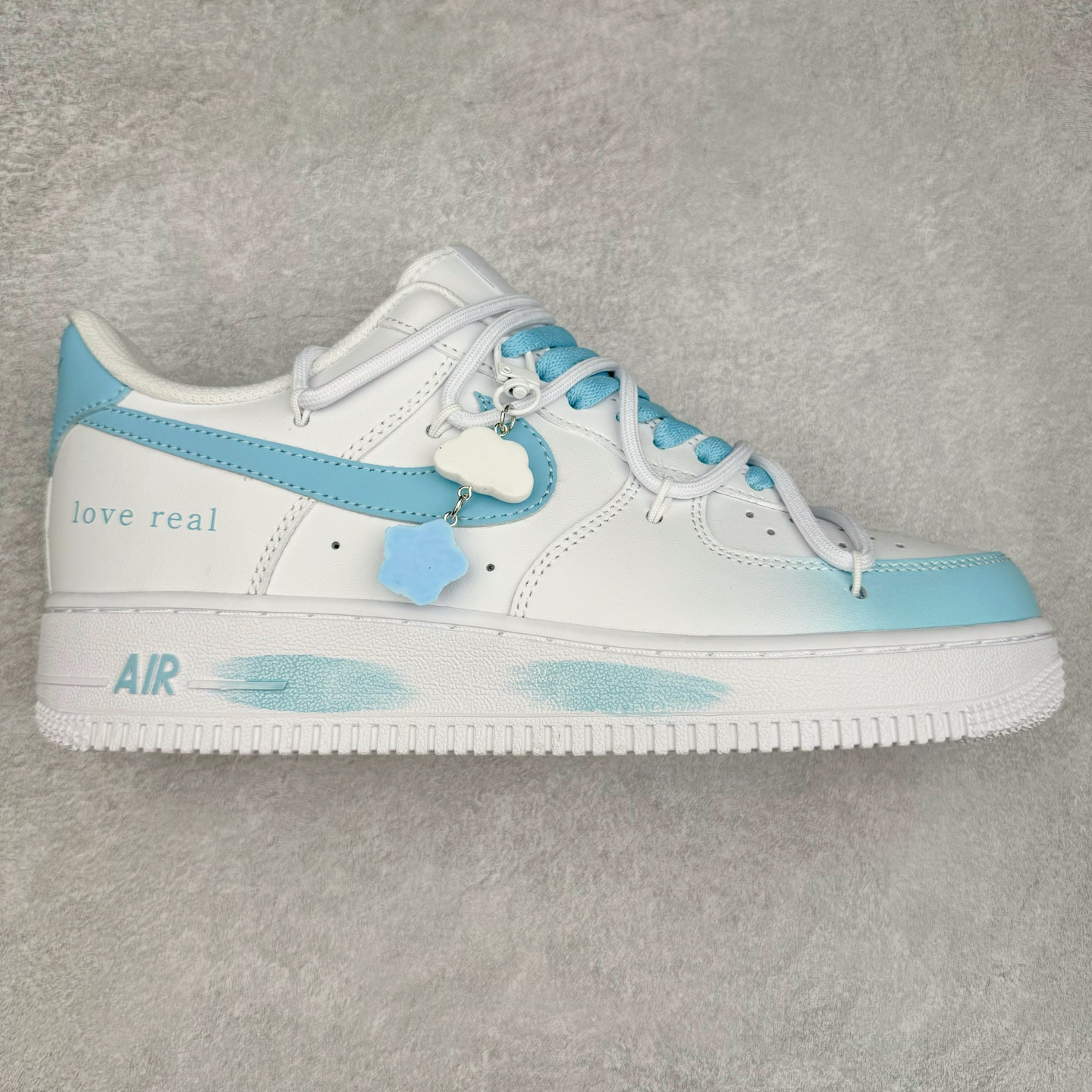 NK Air Force 1´07 Low 空军一号低帮百搭休闲运动板鞋 CQ2288-801 柔软、弹性十足的缓震性能和出色的中底设计 横跨复古与现代的外型结合 造就出风靡全球 三十多年的Force 1 直到今天还深受青睐 实拍调校N版已经零色差零失真 百分百还原实物色彩所见即所得 不存在货不对板色差等低级问题 选购参考实物拍摄 不混卖不参货 只用心做好货严格选品 承诺混一赔十 尺码：36 36.5 37.5 38 38.5 39 40 40.5 41 42 42.5 43 44 44.5 45-选品中心