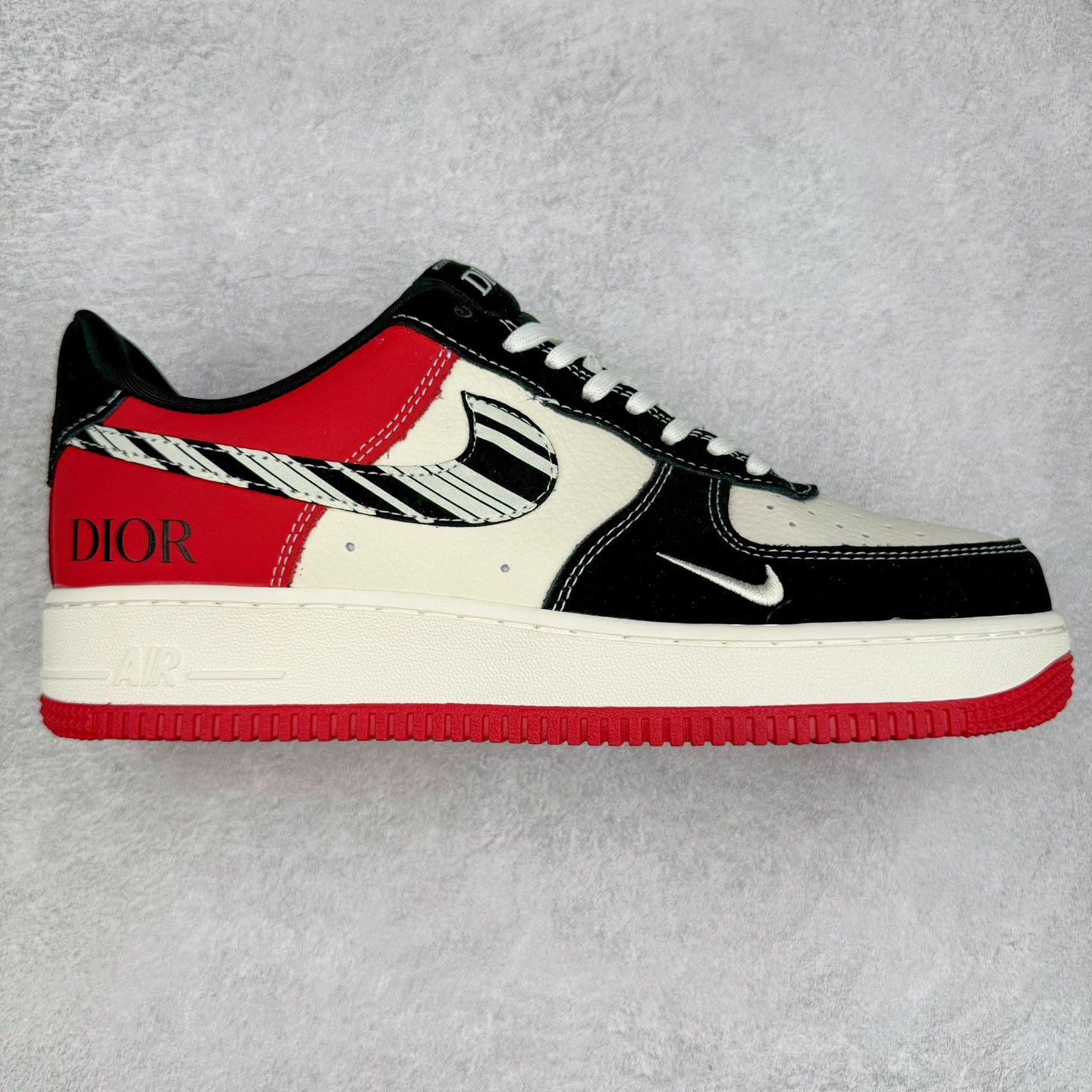 NK Air Force 1´07 Low 空军一号低帮百搭休闲运动板鞋 KK1988-066 柔软、弹性十足的缓震性能和出色的中底设计 横跨复古与现代的外型结合 造就出风靡全球 三十多年的Force 1 直到今天还深受青睐 实拍调校N版已经零色差零失真 百分百还原实物色彩所见即所得 不存在货不对板色差等低级问题 选购参考实物拍摄 不混卖不参货 只用心做好货严格选品 承诺混一赔十 尺码：36 36.5 37.5 38 38.5 39 40 40.5 41 42 42.5 43 44 44.5 45-选品中心