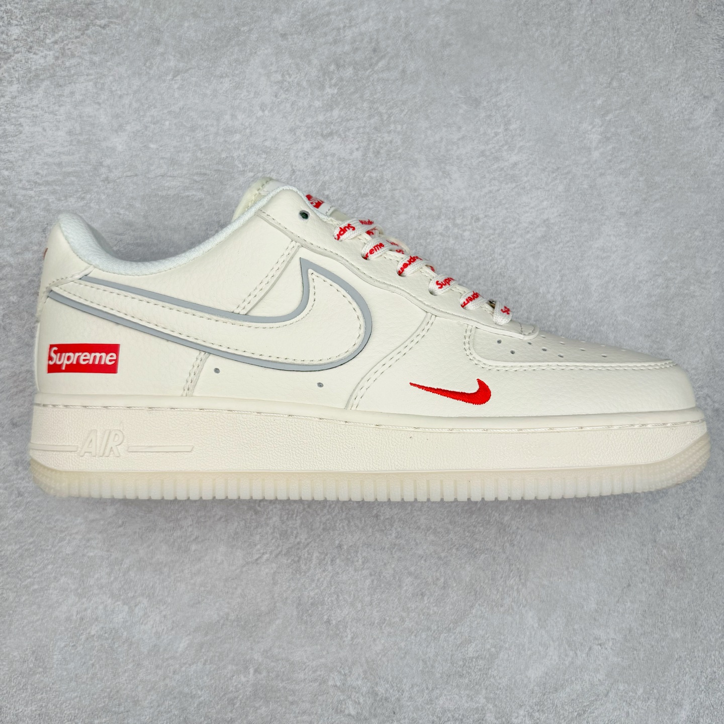 NK Air Force 1´07 Low 空军一号低帮百搭休闲运动板鞋 XZ6188-715 柔软、弹性十足的缓震性能和出色的中底设计 横跨复古与现代的外型结合 造就出风靡全球 三十多年的Force 1 直到今天还深受青睐 实拍调校N版已经零色差零失真 百分百还原实物色彩所见即所得 不存在货不对板色差等低级问题 选购参考实物拍摄 不混卖不参货 只用心做好货严格选品 承诺混一赔十 尺码：36 36.5 37.5 38 38.5 39 40 40.5 41 42 42.5 43 44 44.5 45-选品中心