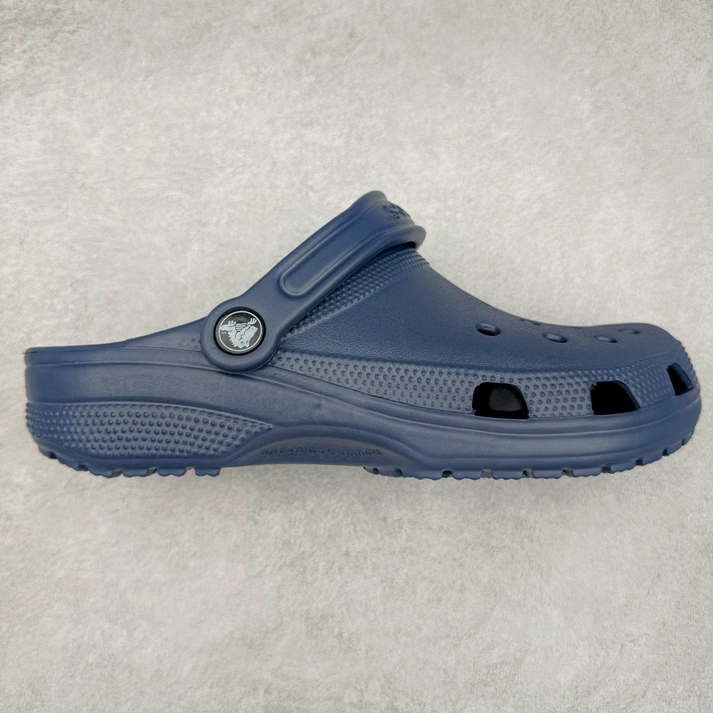 图片[9]-＃DG莞产 Crocs Classic Clog 卡骆驰经典简约休闲沙滩洞洞拖鞋凉鞋 透明防水袋包装 注意配件需单独购买 超轻Croslite专利材料打造 鞋面更加耐用易清洗 该鞋款轻盈舒适 2002年 经典克骆格诞生 秉承外形简单 穿着舒适的初衷 不断为消费者带来舒适的穿着体验 穿出“趣”味 鞋面洞洞可搭彰显个性的智必星 一鞋两穿 可调节式后跟带增添鞋身的稳固性能 放前面变成愜意舒适的凉拖 放后面行走跑跳更加稳妥 Croslite ™材料 封闭式细胞树脂 能够在体温作用下自动变形以适应脚部形状 涉水性优秀的同时易于清洁 抓地力强 不易打滑 Crocs的核心理念：轻便 灵活 全方位的舒适感 同步官方尺码：M4（36-37） M5（37-38）M6（38-39）M7（39-40）M8（41-42）M9（42-43）M10（43-44）M11（45-46）-选品中心