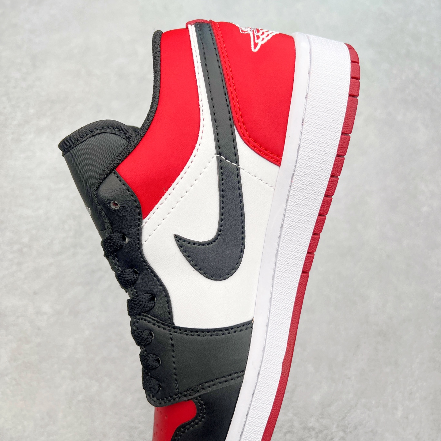 图片[7]-＃福利特价 Air Jordan AJ1 Low 低帮系列 百分百全新货品 零氧化发霉 给足利润空间操作 超乎所想的高性价比 原装楦头纸板开发 完美鞋型 超高清洁度 鞋型不臃肿别扭 原厂内置全掌气垫 A模大底 鞋舌AJ原厂专用牛津布 AJ专用反口珍珠布 原厂无杂质高弹内里海棉 特殊封边弹力鞋带 原鞋开模 拒绝公底 购置公司同步原材料 都有细节原汁原味 忠于原版 尺码：36 36.5 37.5 38 38.5 39 40 40.5 41 42 42.5 43 44 44.5 45 46-选品中心