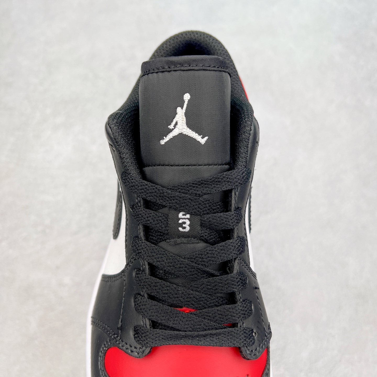 图片[5]-＃福利特价 Air Jordan AJ1 Low 低帮系列 百分百全新货品 零氧化发霉 给足利润空间操作 超乎所想的高性价比 原装楦头纸板开发 完美鞋型 超高清洁度 鞋型不臃肿别扭 原厂内置全掌气垫 A模大底 鞋舌AJ原厂专用牛津布 AJ专用反口珍珠布 原厂无杂质高弹内里海棉 特殊封边弹力鞋带 原鞋开模 拒绝公底 购置公司同步原材料 都有细节原汁原味 忠于原版 尺码：36 36.5 37.5 38 38.5 39 40 40.5 41 42 42.5 43 44 44.5 45 46-选品中心