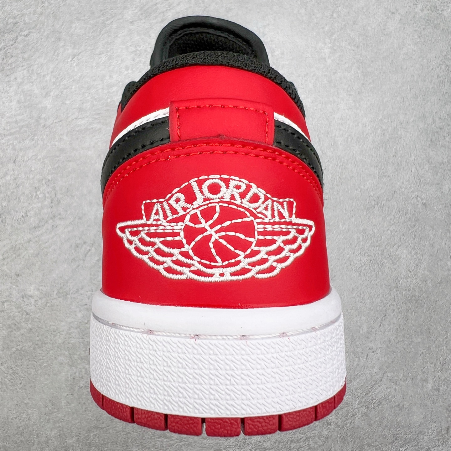 图片[8]-＃福利特价 Air Jordan AJ1 Low 低帮系列 百分百全新货品 零氧化发霉 给足利润空间操作 超乎所想的高性价比 原装楦头纸板开发 完美鞋型 超高清洁度 鞋型不臃肿别扭 原厂内置全掌气垫 A模大底 鞋舌AJ原厂专用牛津布 AJ专用反口珍珠布 原厂无杂质高弹内里海棉 特殊封边弹力鞋带 原鞋开模 拒绝公底 购置公司同步原材料 都有细节原汁原味 忠于原版 尺码：36 36.5 37.5 38 38.5 39 40 40.5 41 42 42.5 43 44 44.5 45 46-选品中心