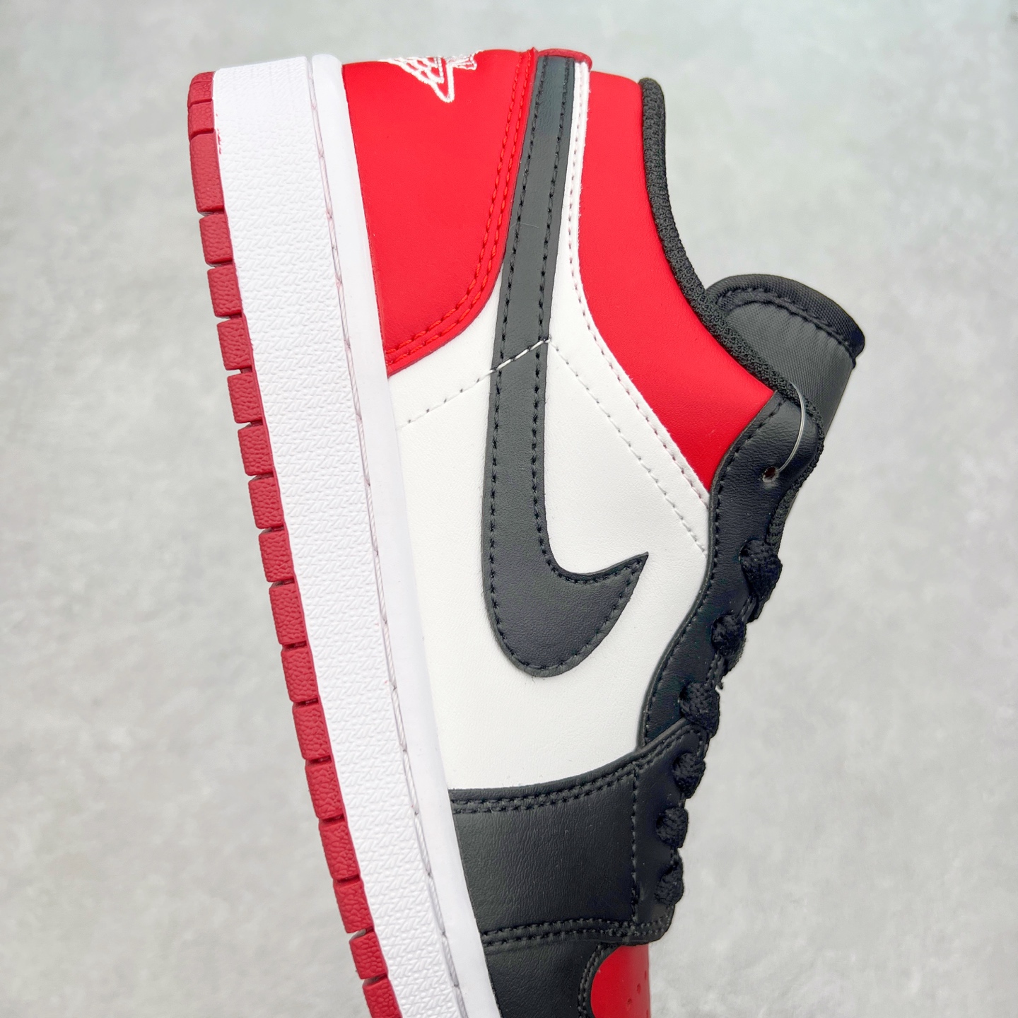 图片[6]-＃福利特价 Air Jordan AJ1 Low 低帮系列 百分百全新货品 零氧化发霉 给足利润空间操作 超乎所想的高性价比 原装楦头纸板开发 完美鞋型 超高清洁度 鞋型不臃肿别扭 原厂内置全掌气垫 A模大底 鞋舌AJ原厂专用牛津布 AJ专用反口珍珠布 原厂无杂质高弹内里海棉 特殊封边弹力鞋带 原鞋开模 拒绝公底 购置公司同步原材料 都有细节原汁原味 忠于原版 尺码：36 36.5 37.5 38 38.5 39 40 40.5 41 42 42.5 43 44 44.5 45 46-选品中心