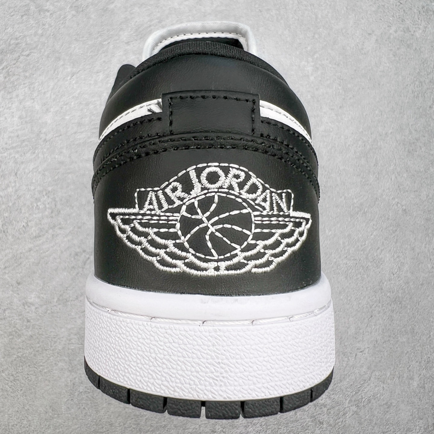 图片[8]-＃福利特价 Air Jordan AJ1 Low 低帮系列 百分百全新货品 零氧化发霉 给足利润空间操作 超乎所想的高性价比 原装楦头纸板开发 完美鞋型 超高清洁度 鞋型不臃肿别扭 原厂内置全掌气垫 A模大底 鞋舌AJ原厂专用牛津布 AJ专用反口珍珠布 原厂无杂质高弹内里海棉 特殊封边弹力鞋带 原鞋开模 拒绝公底 购置公司同步原材料 都有细节原汁原味 忠于原版 尺码：36 36.5 37.5 38 38.5 39 40 40.5 41 42 42.5 43 44 44.5 45 46-选品中心