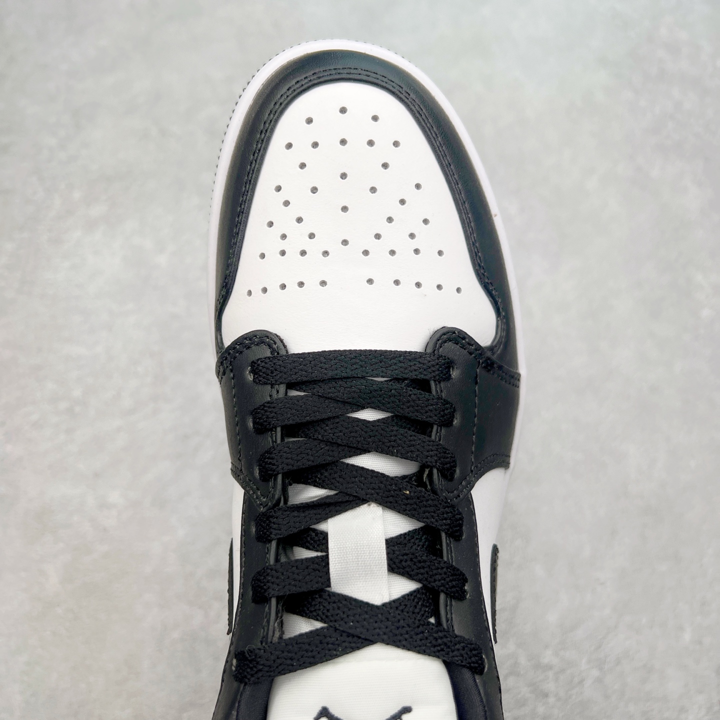 图片[4]-＃福利特价 Air Jordan AJ1 Low 低帮系列 百分百全新货品 零氧化发霉 给足利润空间操作 超乎所想的高性价比 原装楦头纸板开发 完美鞋型 超高清洁度 鞋型不臃肿别扭 原厂内置全掌气垫 A模大底 鞋舌AJ原厂专用牛津布 AJ专用反口珍珠布 原厂无杂质高弹内里海棉 特殊封边弹力鞋带 原鞋开模 拒绝公底 购置公司同步原材料 都有细节原汁原味 忠于原版 尺码：36 36.5 37.5 38 38.5 39 40 40.5 41 42 42.5 43 44 44.5 45 46-选品中心